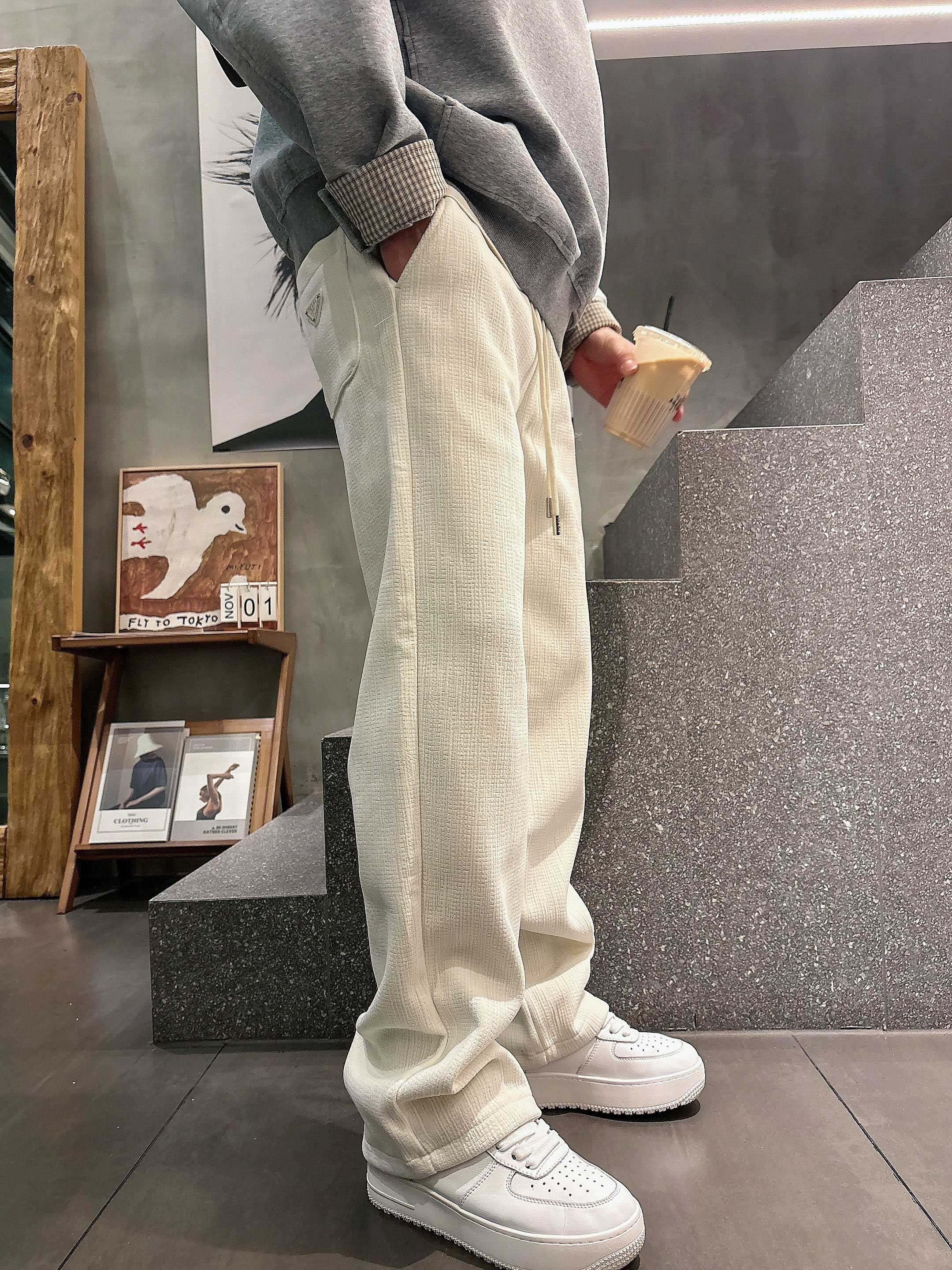 。PRADA 2025秋冬新款休闲裤！官网同步发售。品牌经典LOGO休闲裤 ，定制面料，舒适度极好，手触