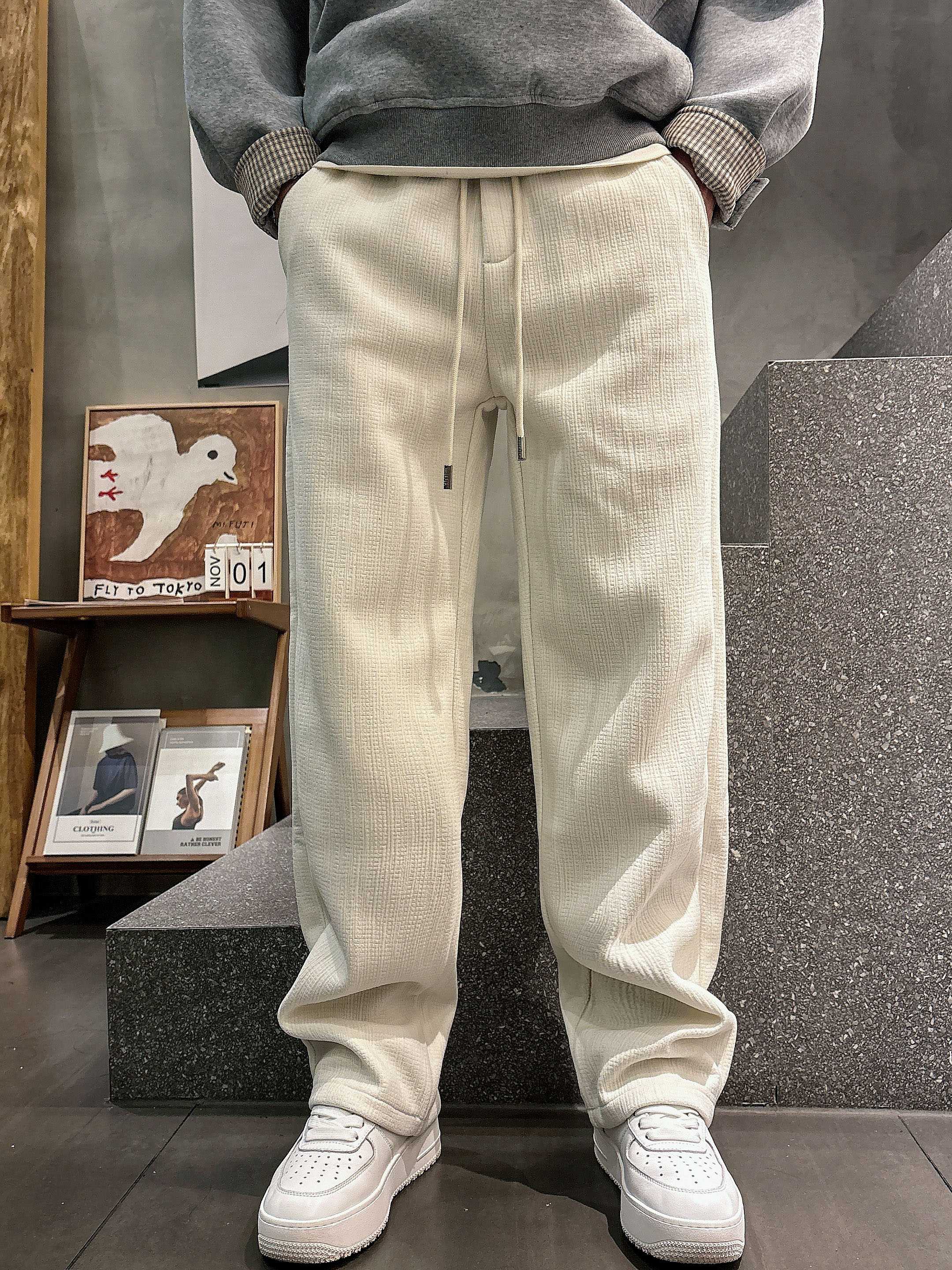 。PRADA 2025秋冬新款休闲裤！官网同步发售。品牌经典LOGO休闲裤 ，定制面料，舒适度极好，手触