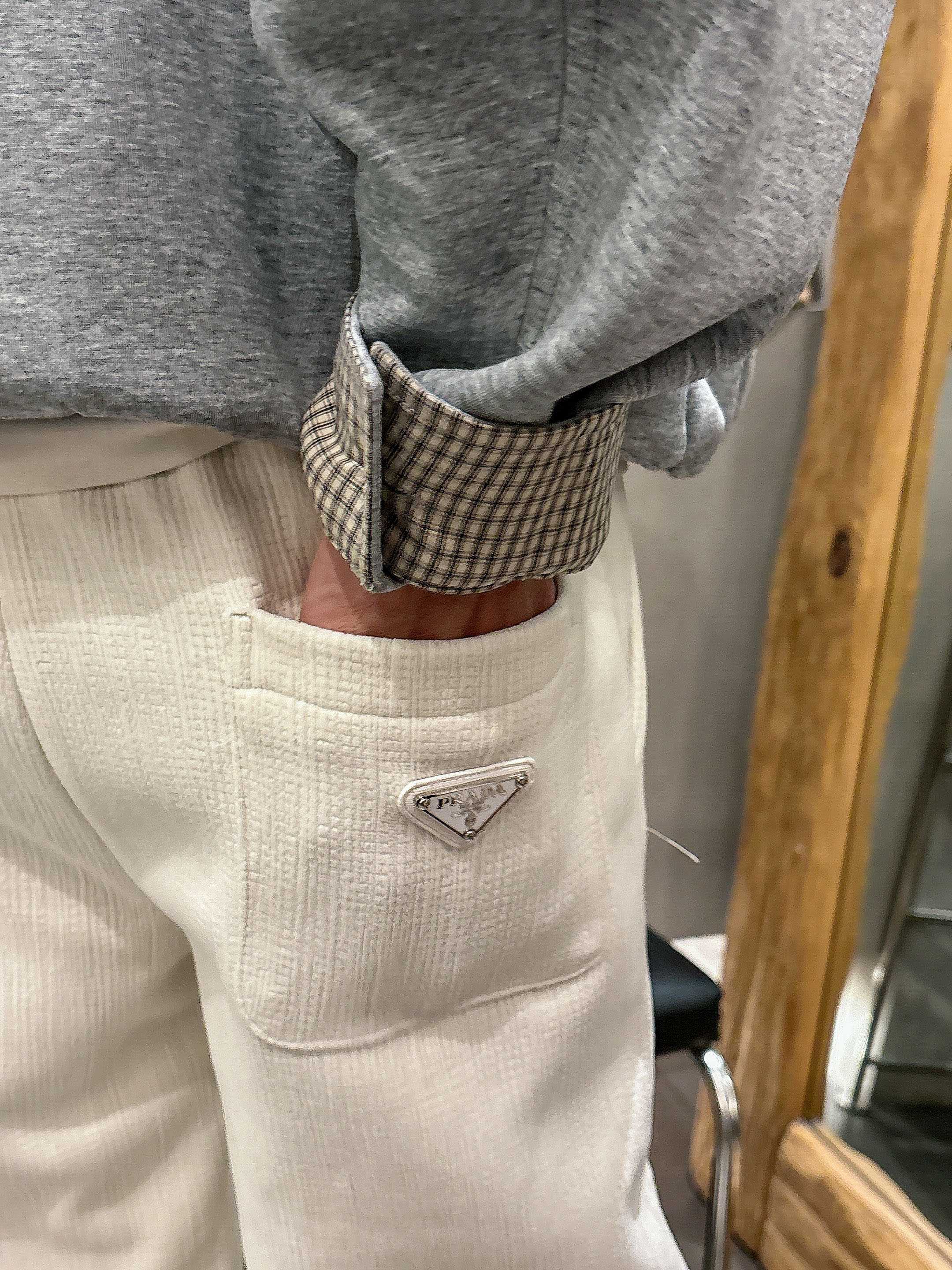 。PRADA 2025秋冬新款休闲裤！官网同步发售。品牌经典LOGO休闲裤 ，定制面料，舒适度极好，手触