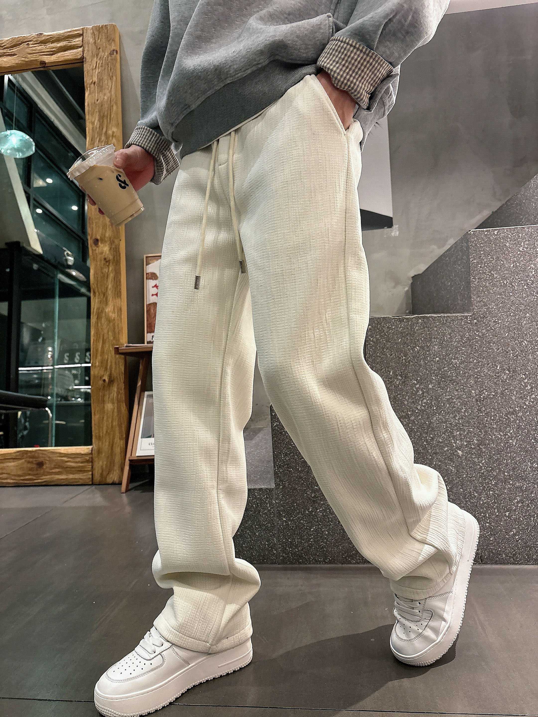 。PRADA 2025秋冬新款休闲裤！官网同步发售。品牌经典LOGO休闲裤 ，定制面料，舒适度极好，手触