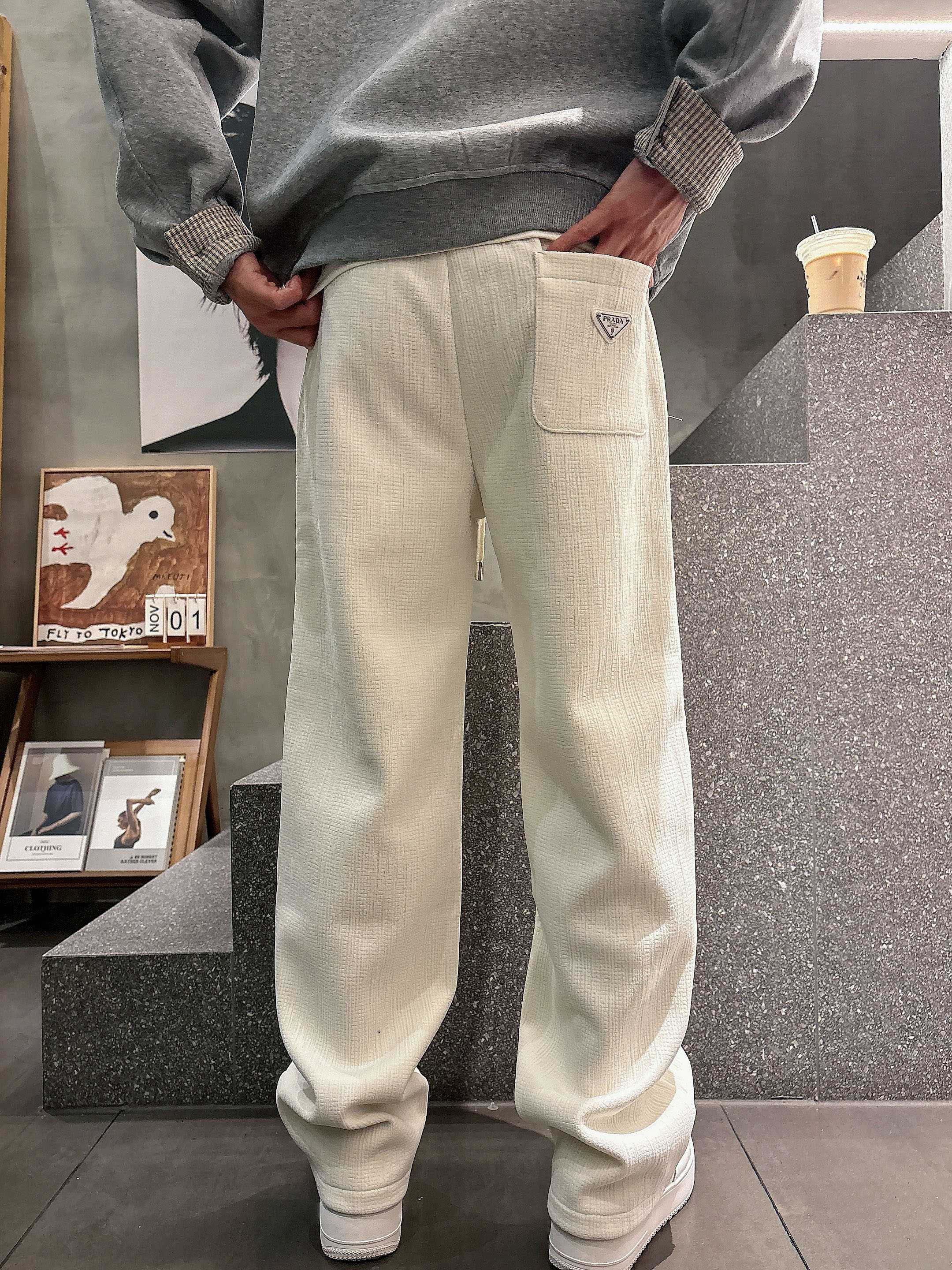 。PRADA 2025秋冬新款休闲裤！官网同步发售。品牌经典LOGO休闲裤 ，定制面料，舒适度极好，手触