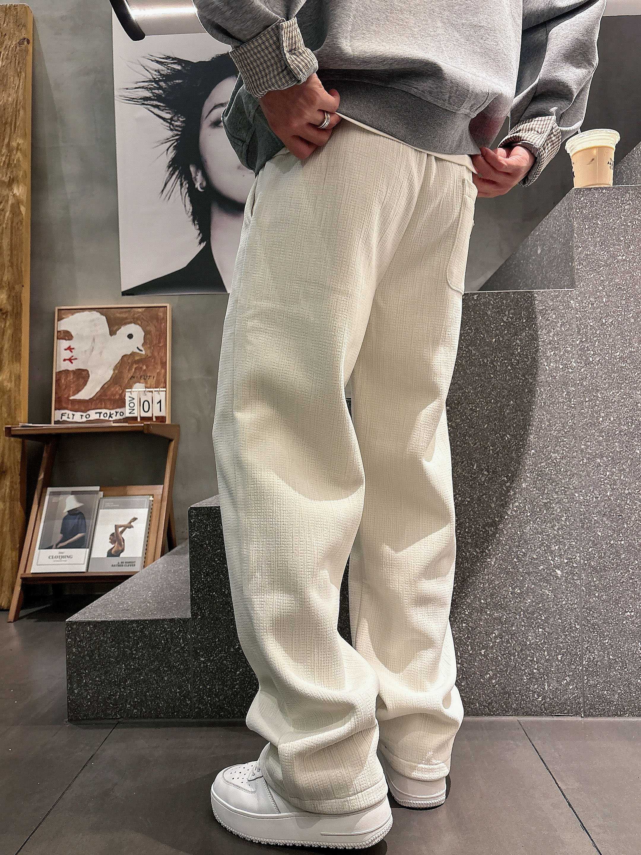 。PRADA 2025秋冬新款休闲裤！官网同步发售。品牌经典LOGO休闲裤 ，定制面料，舒适度极好，手触