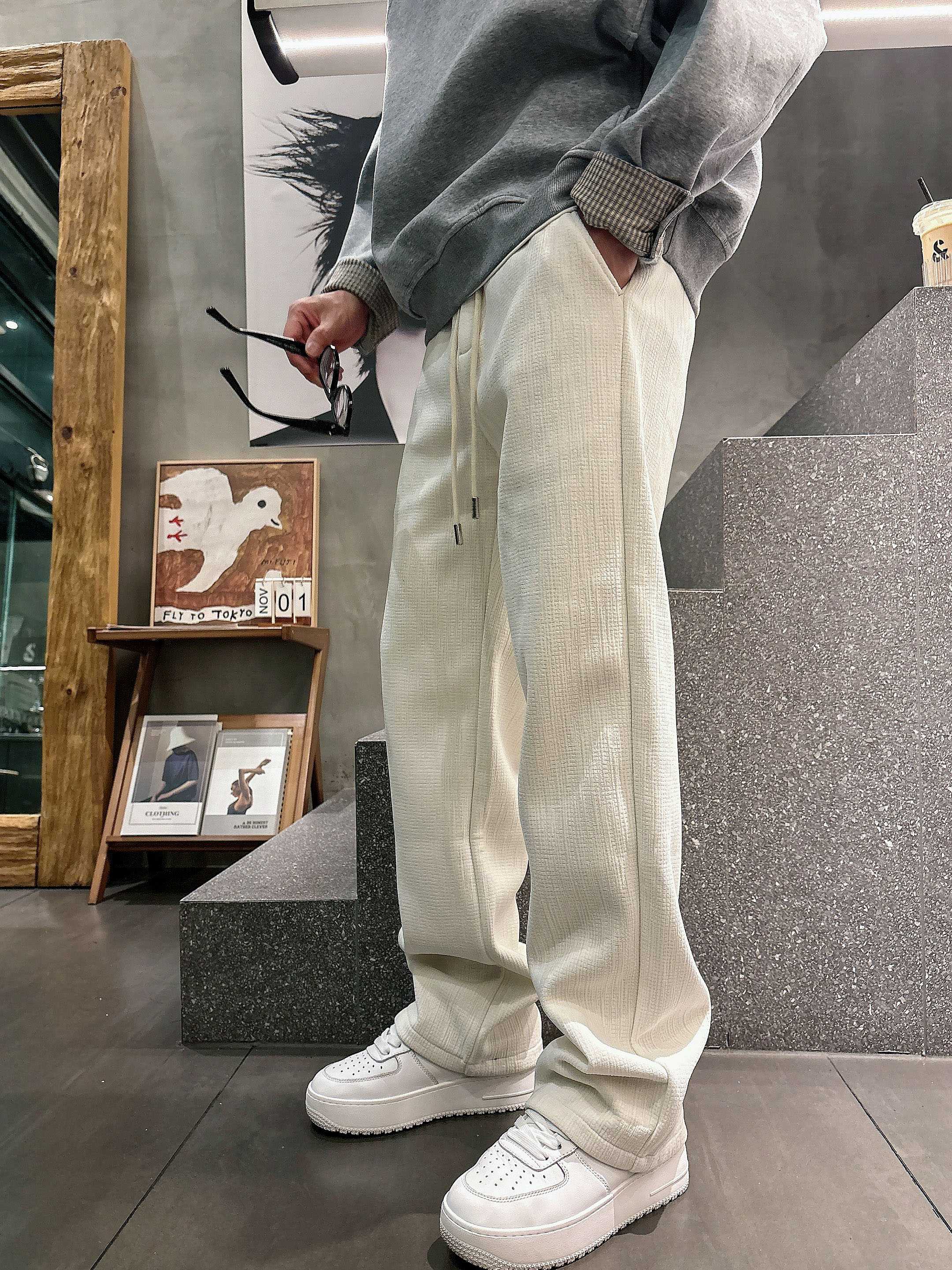 。PRADA 2025秋冬新款休闲裤！官网同步发售。品牌经典LOGO休闲裤 ，定制面料，舒适度极好，手触