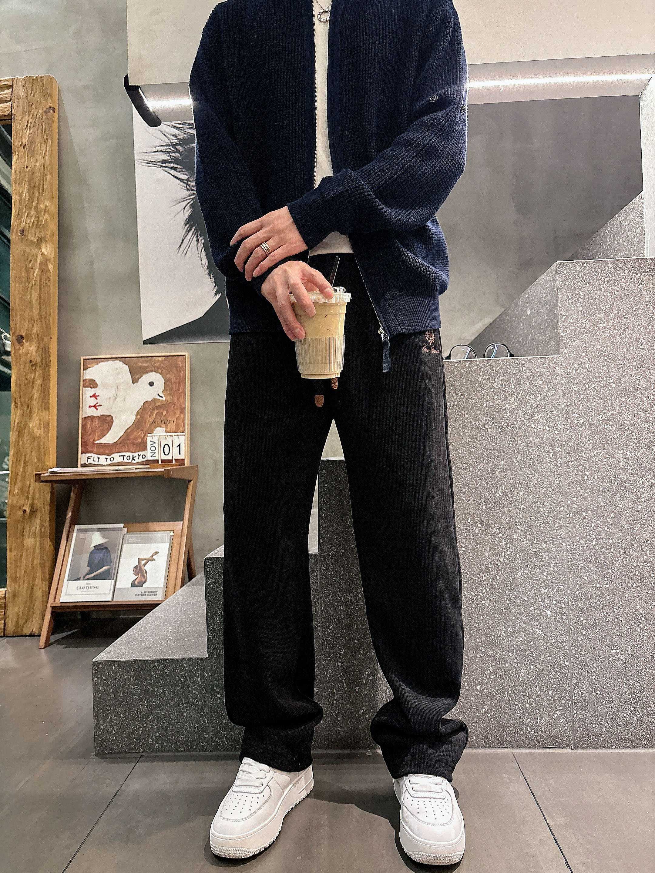 ，L，lP🆕秋冬新款休闲裤！官网同步发售。品牌经典LOGO休闲裤 ，定制面料，舒适度极好，手触感强烈。辨