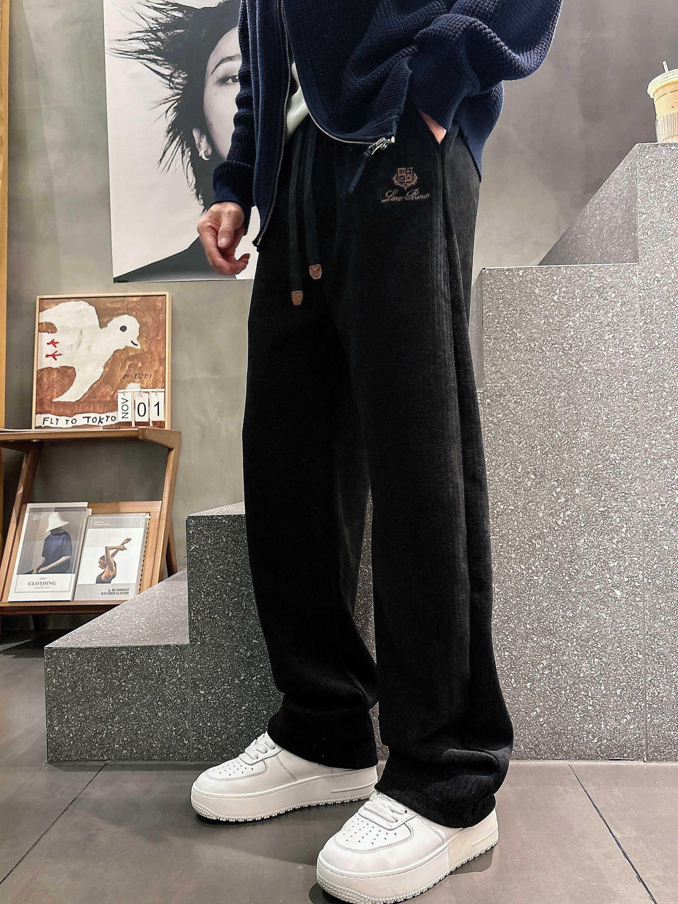 ，L，lP🆕秋冬新款休闲裤！官网同步发售。品牌经典LOGO休闲裤 ，定制面料，舒适度极好，手触感强烈。辨