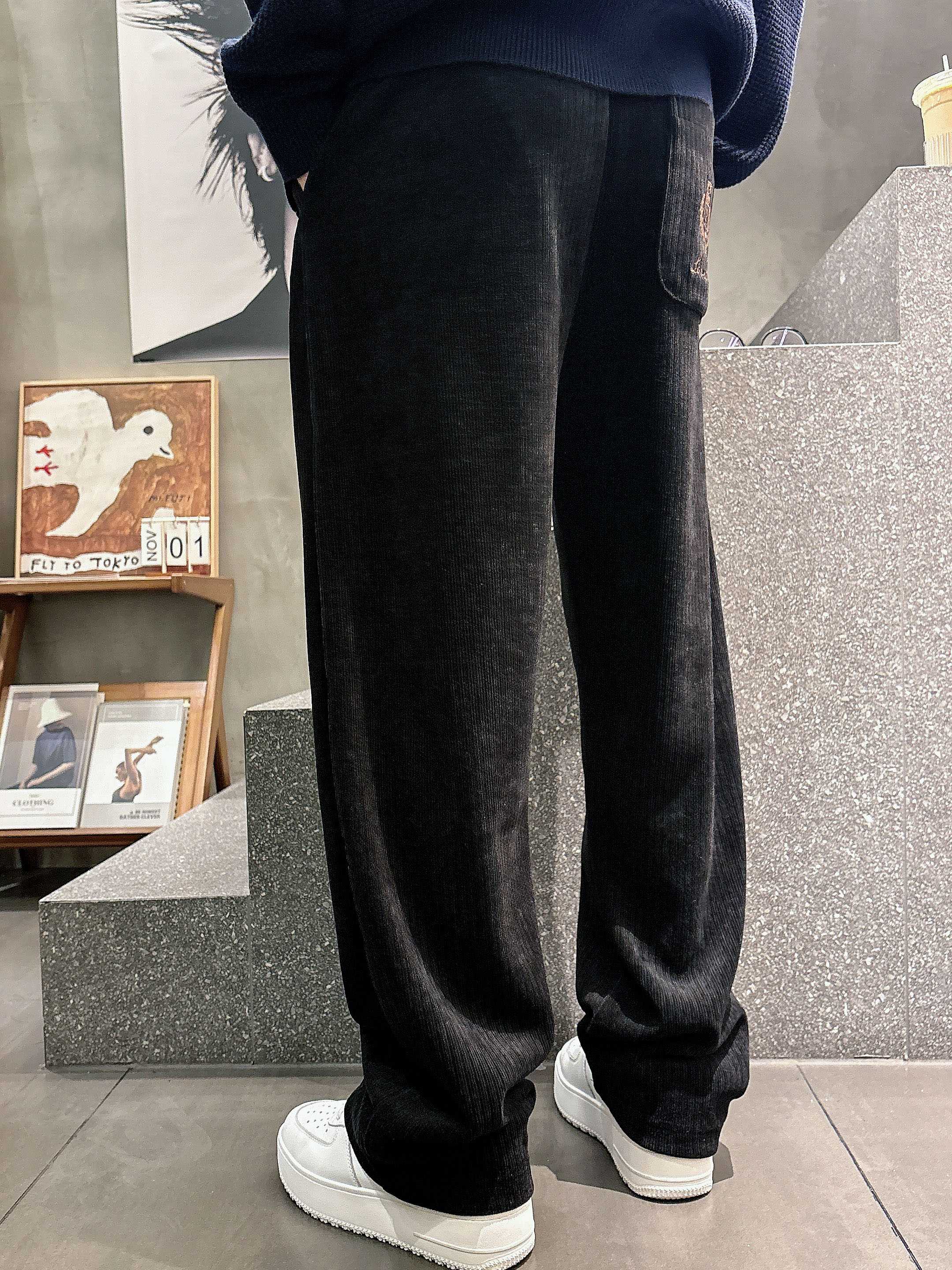 ，L，lP🆕秋冬新款休闲裤！官网同步发售。品牌经典LOGO休闲裤 ，定制面料，舒适度极好，手触感强烈。辨