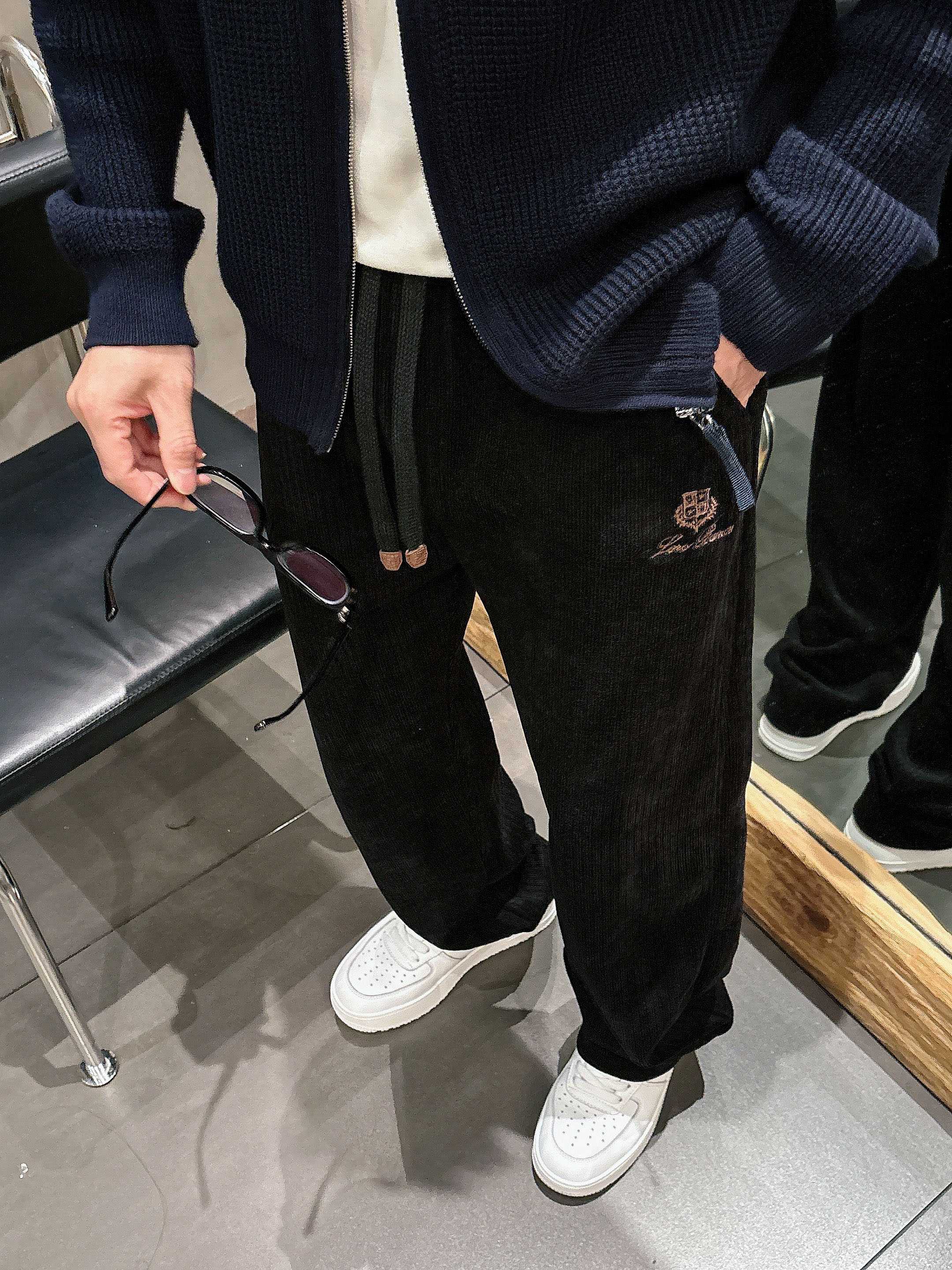 ，L，lP🆕秋冬新款休闲裤！官网同步发售。品牌经典LOGO休闲裤 ，定制面料，舒适度极好，手触感强烈。辨