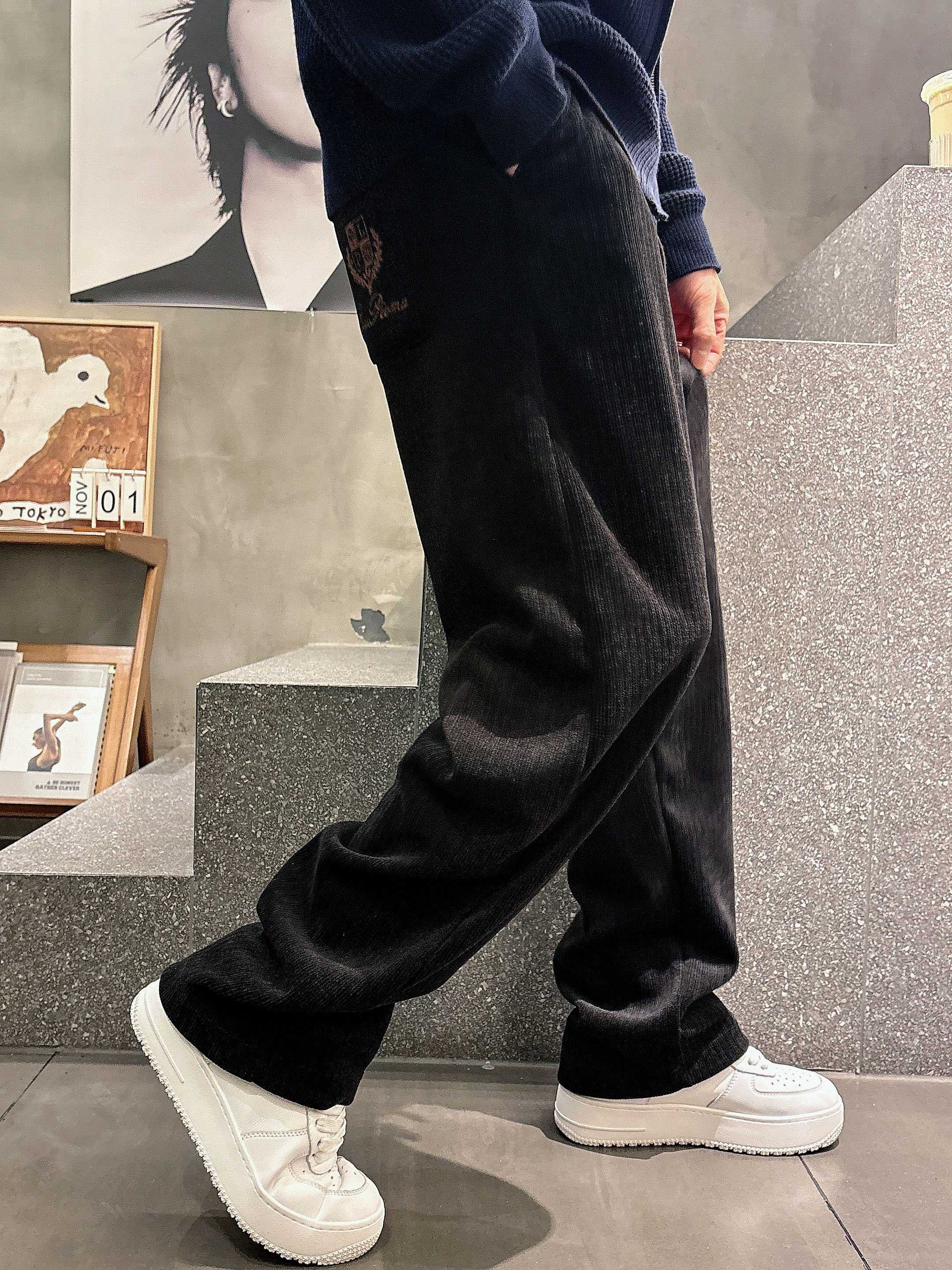 ，L，lP🆕秋冬新款休闲裤！官网同步发售。品牌经典LOGO休闲裤 ，定制面料，舒适度极好，手触感强烈。辨