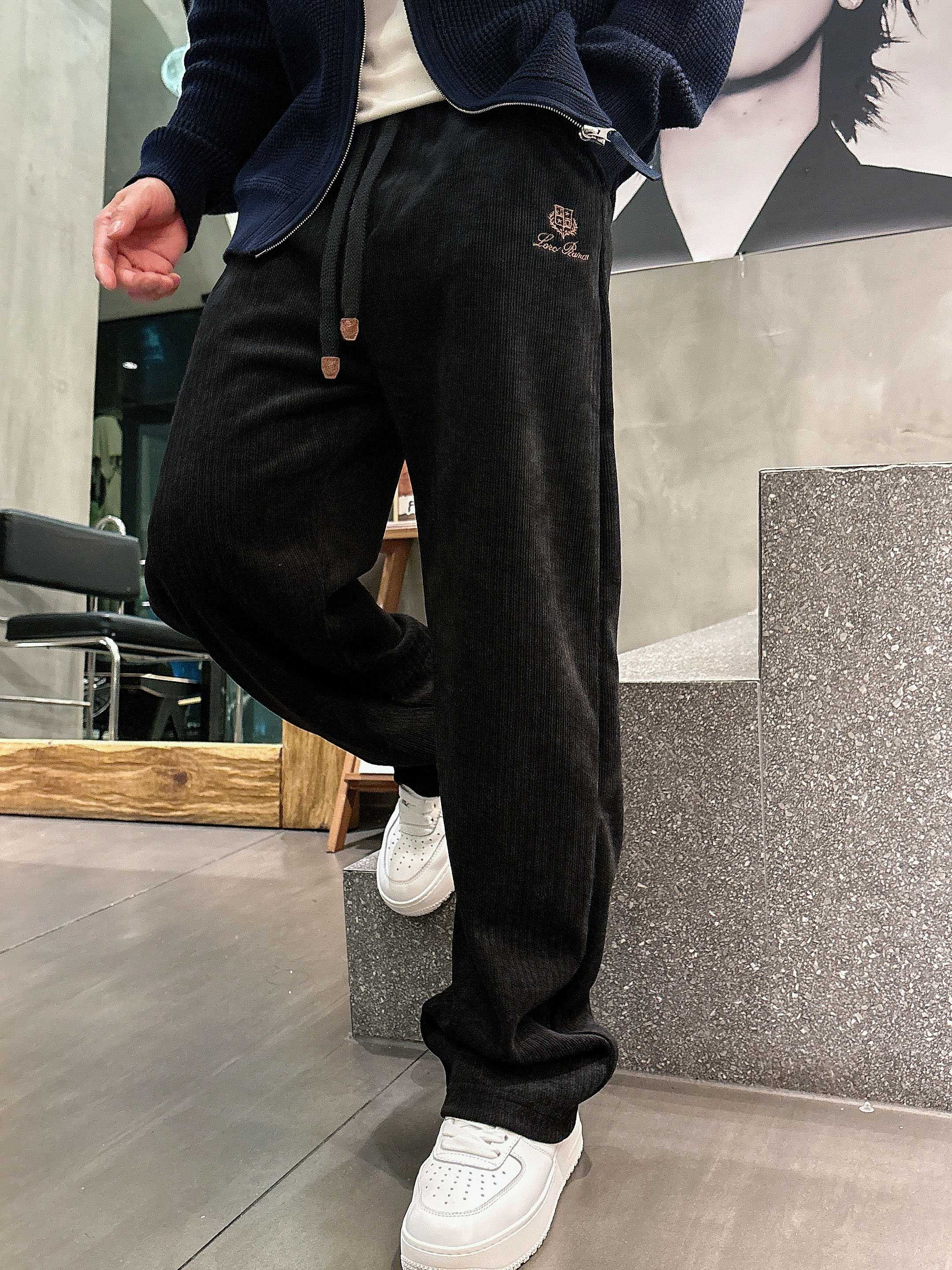 ，L，lP🆕秋冬新款休闲裤！官网同步发售。品牌经典LOGO休闲裤 ，定制面料，舒适度极好，手触感强烈。辨