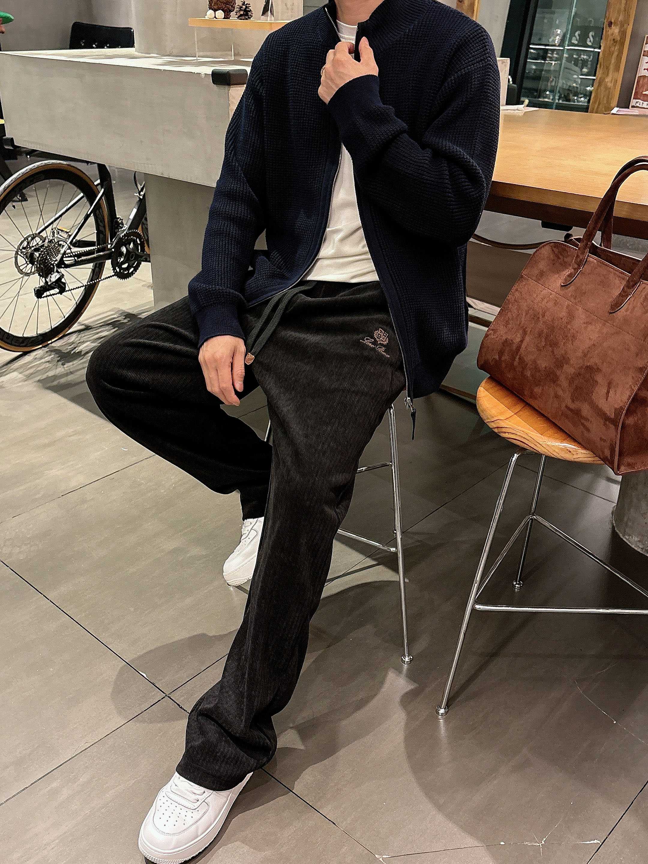 ，L，lP🆕秋冬新款休闲裤！官网同步发售。品牌经典LOGO休闲裤 ，定制面料，舒适度极好，手触感强烈。辨