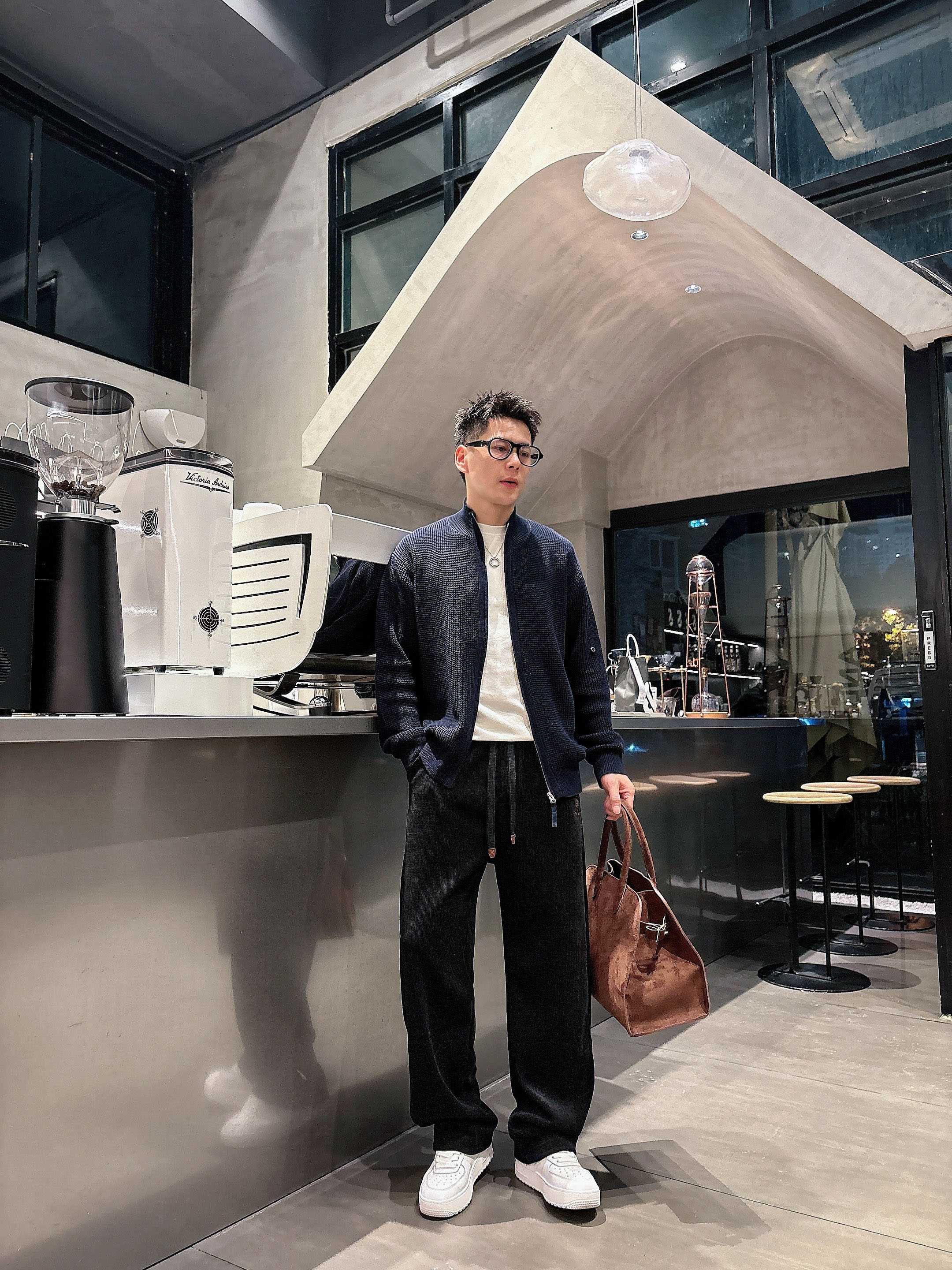 ，L，lP🆕秋冬新款休闲裤！官网同步发售。品牌经典LOGO休闲裤 ，定制面料，舒适度极好，手触感强烈。辨