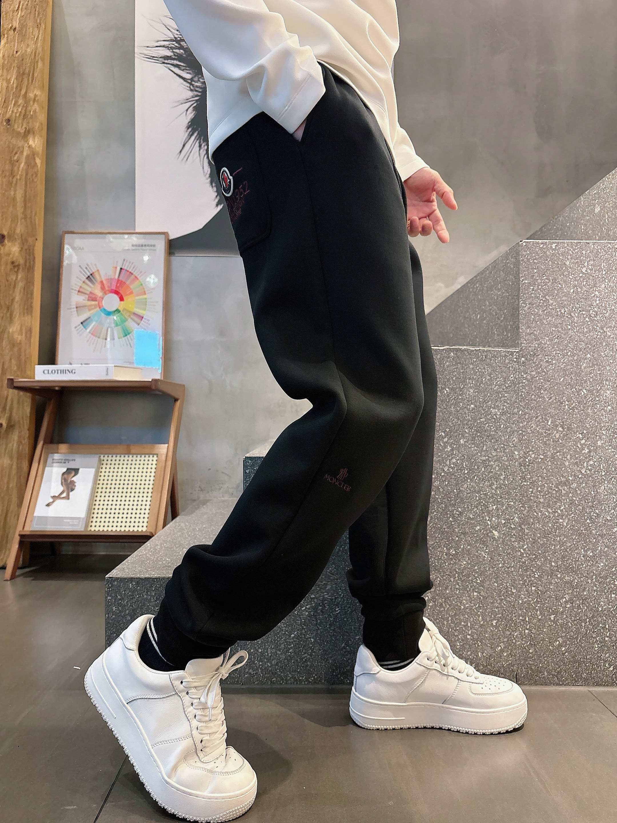 NO:596426,.Mouth-covered 2025 autumn and winter new casual pants!  On sale simultaneously on the official website. Brand classic LOGO casual pants, customized fabrics, excellent comfort, strong touch. Highly recognizable, perfect appearance and craftsmanship. Sizes M-4XL, Moncler, alexander wang19860909.蒙口 2025秋冬新款休闲裤！官网同步发售.品牌经典LOGO休闲裤 ,定制面料,舒适度极好,手触感强烈.辨识度极高,完美品相工艺. 尺码M-4XL,,Moncler,alexander wang,Men's clothing