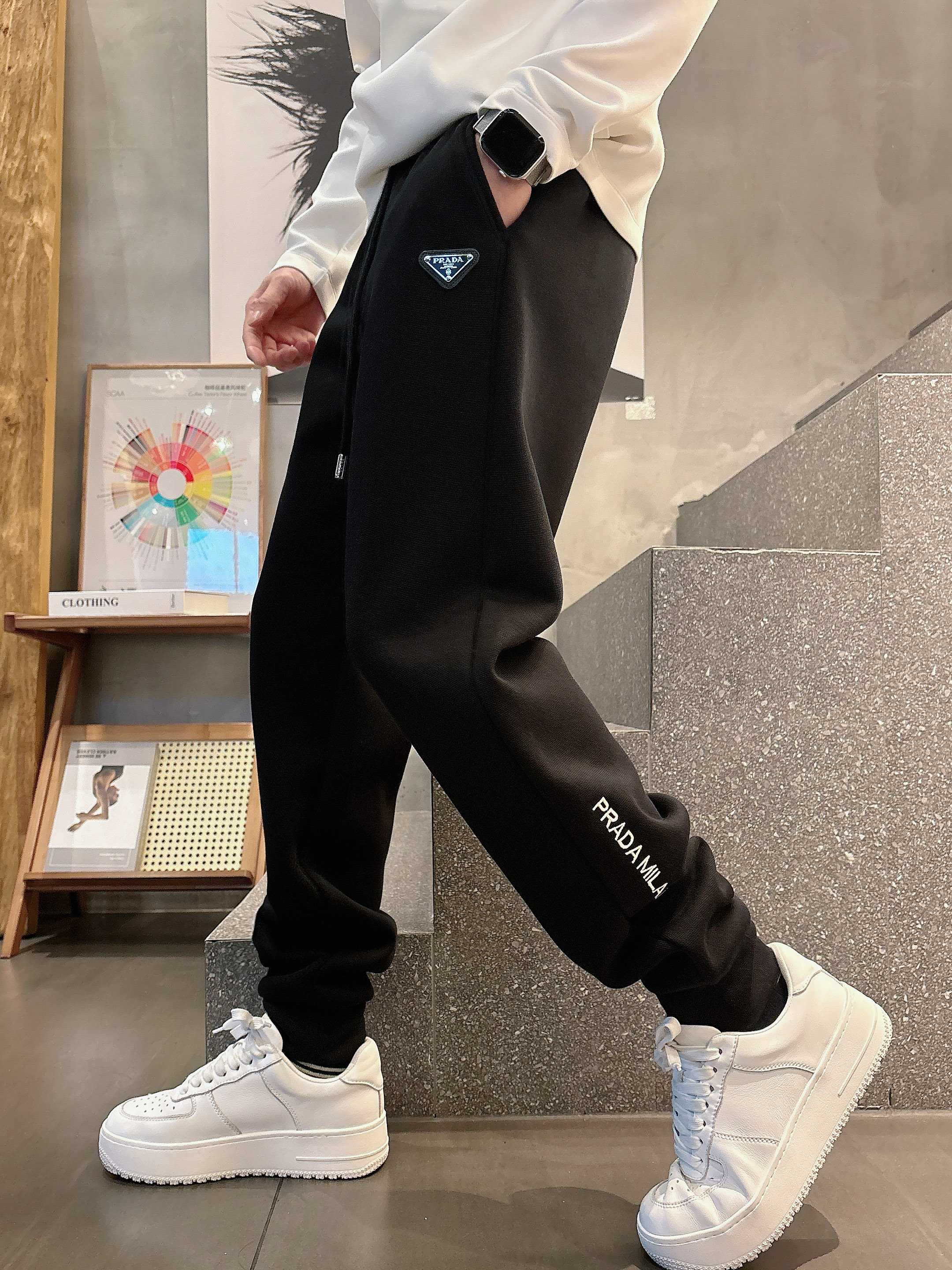 NO:596423,PRADA 2025 new autumn and winter velvet casual pants!  On sale simultaneously on the official website. Brand classic LOGO casual pants, customized fabrics, excellent comfort, strong touch. Highly recognizable, perfect appearance and craftsmanship. Sizes M-4XL, prada, alexander wang19860909PRADA 2025秋冬新款加绒休闲裤！官网同步发售.品牌经典LOGO休闲裤 ,定制面料,舒适度极好,手触感强烈.辨识度极高,完美品相工艺. 尺码M-4XL,,prada,alexander wang,Men's clothing