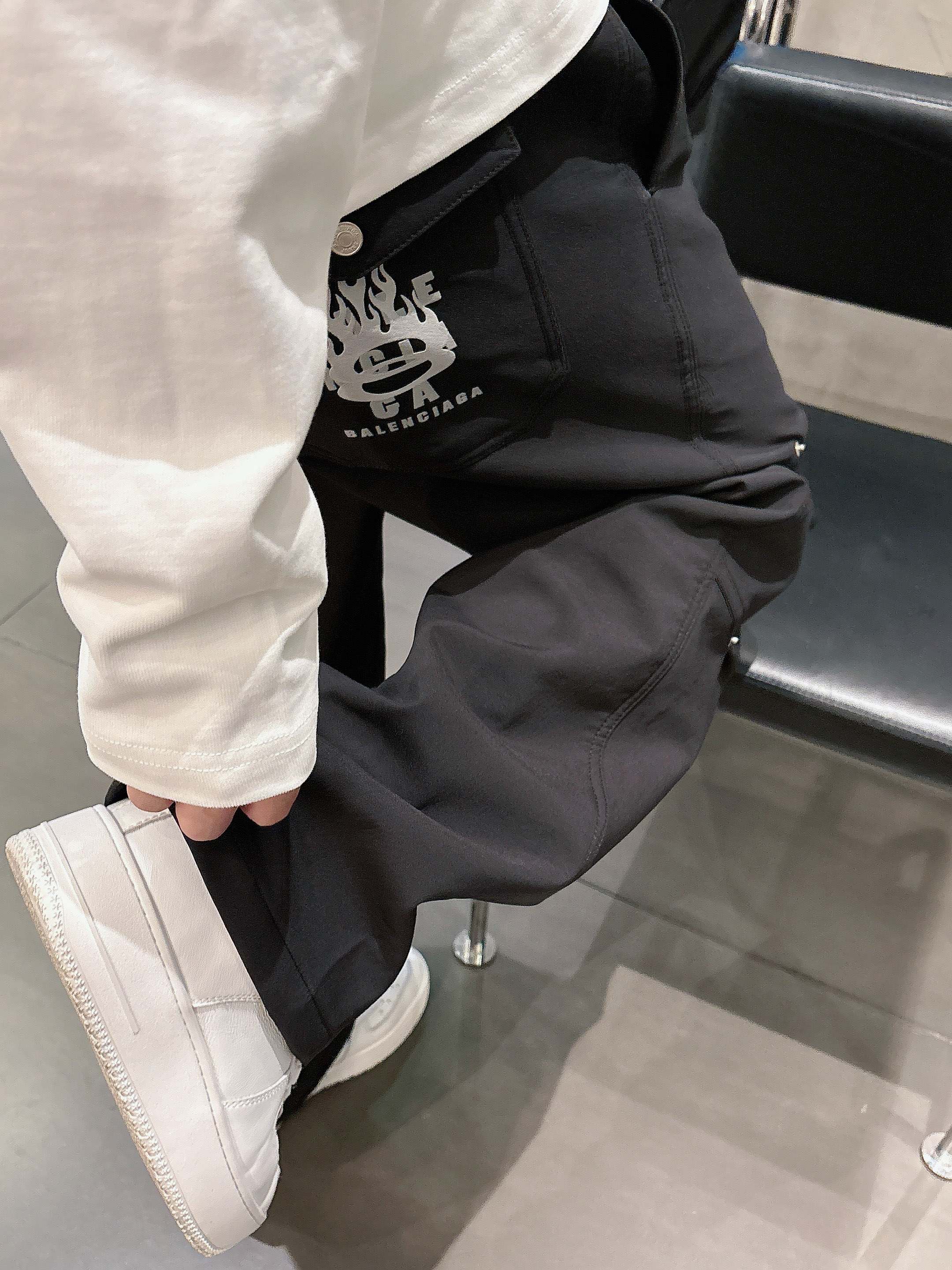 NO:596420,.Balenciaga 2025 autumn and winter new thickened casual pants!  On sale simultaneously on the official website. Brand classic LOGO casual pants, customized fabrics, excellent comfort, strong touch. Highly recognizable, perfect appearance and craftsmanship. Sizes M-4XL, balenciaga, alexander wang19860909.巴黎世家 2025秋冬新款加厚休闲裤！官网同步发售.品牌经典LOGO休闲裤 ,定制面料,舒适度极好,手触感强烈.辨识度极高,完美品相工艺. 尺码M-4XL,,balenciaga,alexander wang,Men's clothing