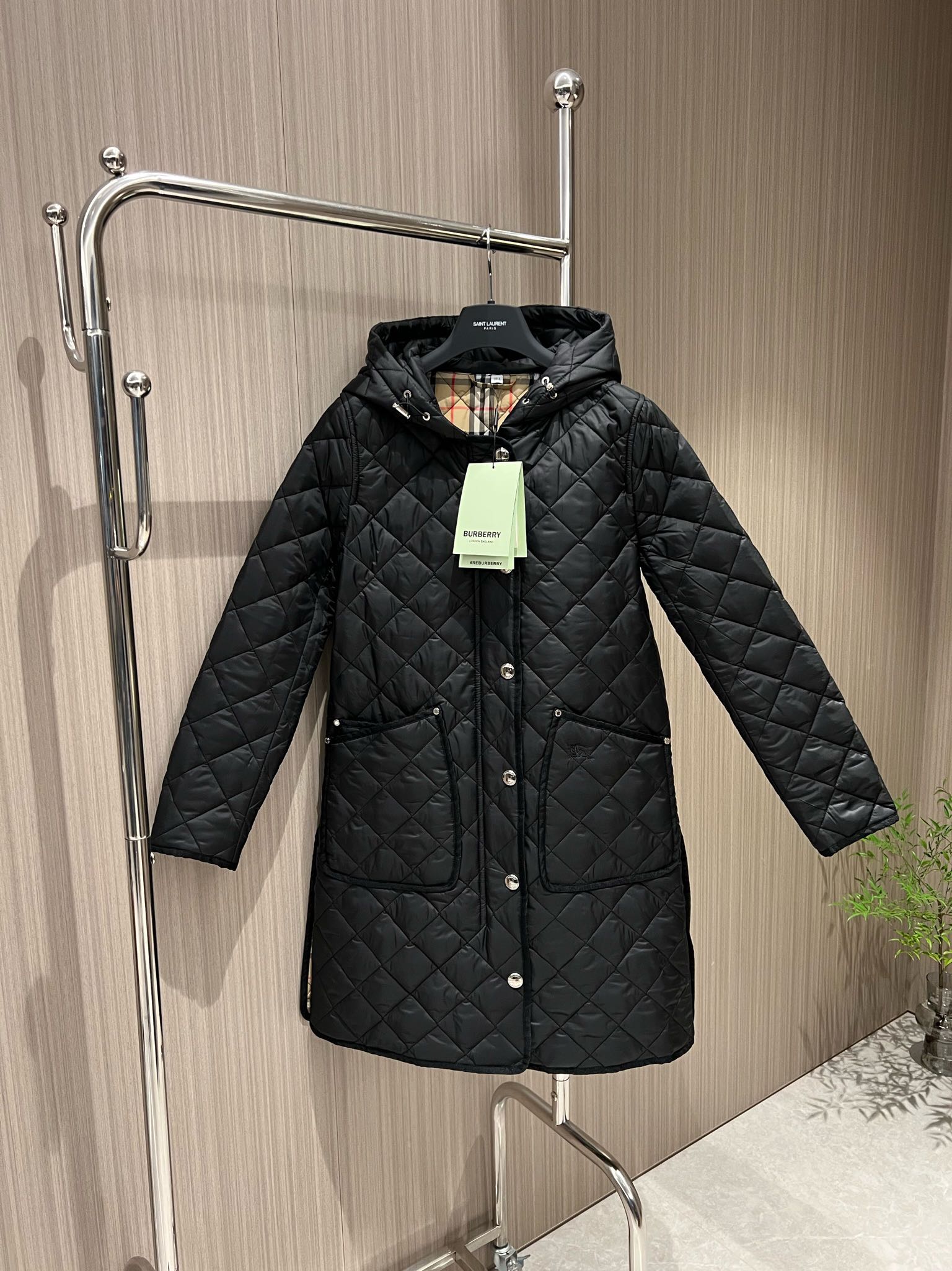 NO:480848,Recommended hooded diamond-shaped long cotton coat coat in autumn and winter. The hat is not removable. Classic plaid lining. Open molded hardware accessories and breasted zipper design. Large pockets on both sides. College style casual and age-reducing. Black khaki green and red. S-XL,, jackets & coats,hats,alexander wang.19860909秋冬推荐连帽菱格长款棉衣外套 帽子不可拆卸 经典格纹内衬 开模五金配件排扣拉链设计 两侧大口袋 学院风休闲减龄 黑色卡其军绿枣红 S-XL,,jackets & coats,hats,alexander wang,Women's clothing