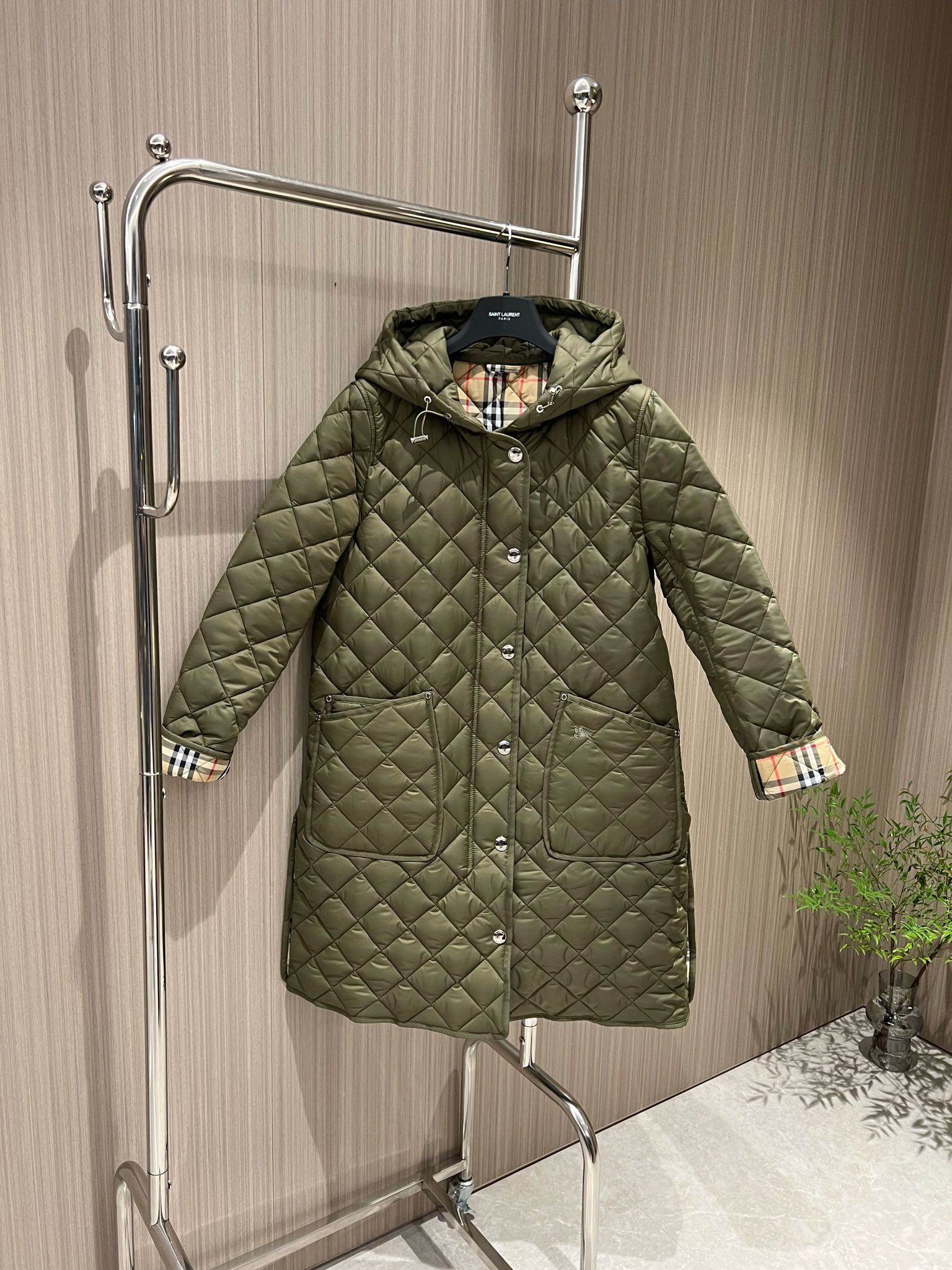 NO:480860,Recommended hooded diamond-shaped long cotton coat coat in autumn and winter. The hat is not removable. Classic checked lining. Open molded hardware accessories and breasted zipper design. Large pockets on both sides. College style casual and age-reducing. Black khaki green and red. S-XL,, jackets & coats,hats,alexander wang.19860909秋冬推荐连帽菱格长款棉衣外套 帽子不可拆卸 经典格纹内衬 开模五金配件排扣拉链设计 两侧大口袋 学院风休闲减龄 黑色卡其军绿枣红 S-XL,,jackets & coats,hats,alexander wang,Women's clothing