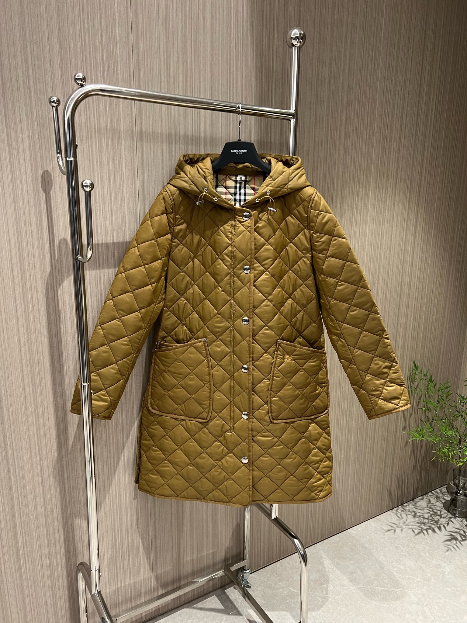 NO:480867,Recommended hooded diamond-shaped long cotton coat coat in autumn and winter. The hat is not removable. Classic plaid lining. Open molded hardware accessories and breasted zipper design. Large pockets on both sides. College style casual and age-reducing. Black khaki green and red. S-XL,, jackets & coats,hats,alexander wang.19860909秋冬推荐连帽菱格长款棉衣外套 帽子不可拆卸 经典格纹内衬 开模五金配件排扣拉链设计 两侧大口袋 学院风休闲减龄 黑色卡其军绿枣红 S-XL,,jackets & coats,hats,alexander wang,Women's clothing