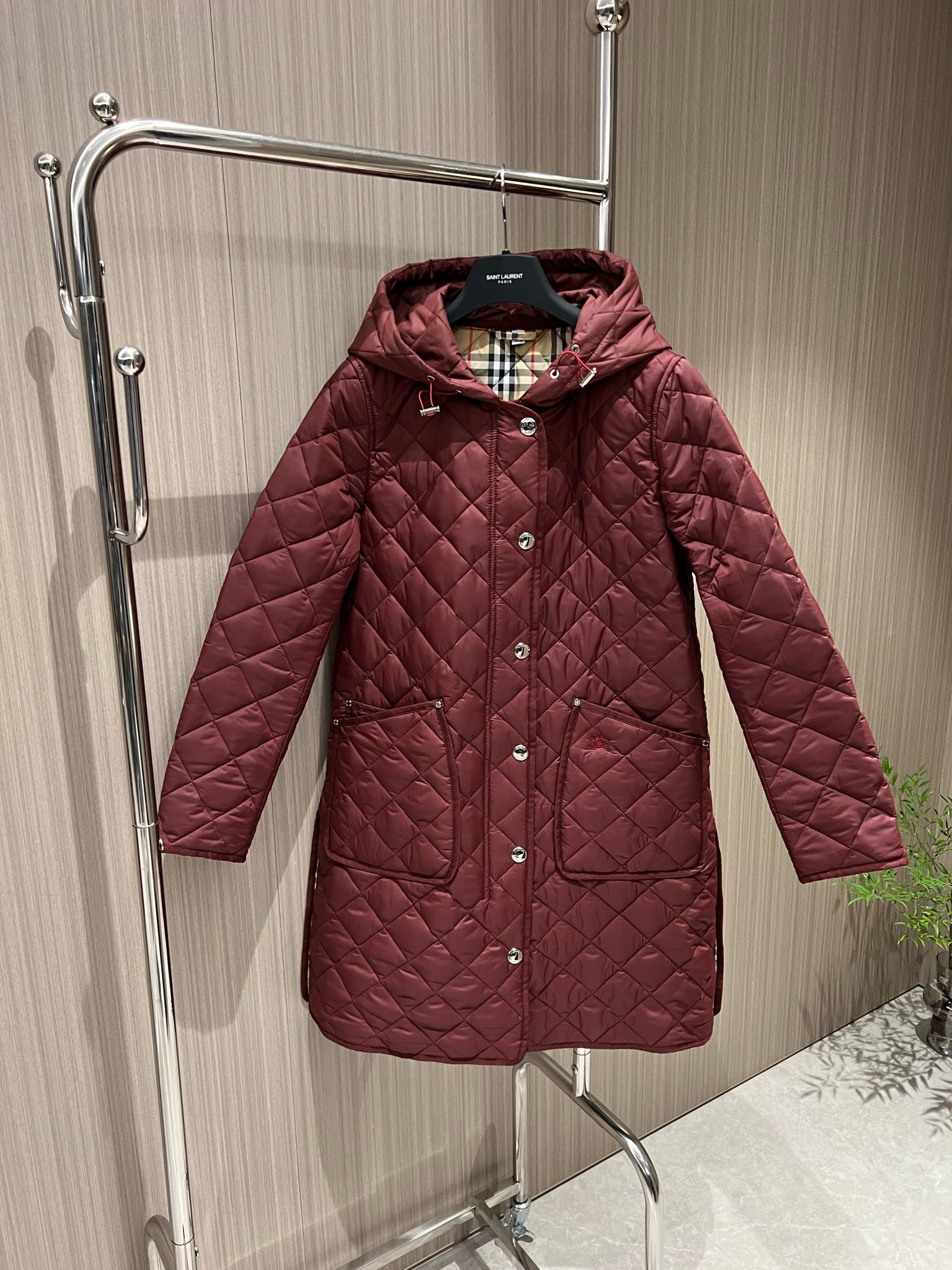 NO:480874,Recommended hooded diamond-shaped long cotton coat coat in autumn and winter. The hat is not removable. Classic checked lining. Open molded hardware accessories and breasted zipper design. Large pockets on both sides. College style casual and age-reducing. Black khaki green and red. S-XL,, jackets & coats,hats,alexander wang.19860909秋冬推荐连帽菱格长款棉衣外套 帽子不可拆卸 经典格纹内衬 开模五金配件排扣拉链设计 两侧大口袋 学院风休闲减龄 黑色卡其军绿枣红 S-XL,,jackets & coats,hats,alexander wang,Women's clothing