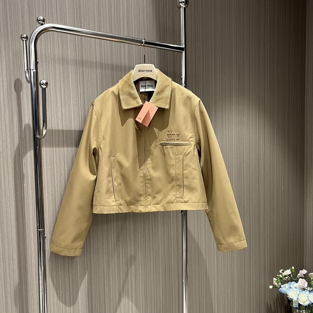 NO:485893,Early spring, new style recommended corduroy collar splicing short jacket, breast patch embroidered Miu letter logo, pocket hardware mold opening on both sides, fashionable and casual, sweet and cool age-reducing, handsome pants, casual skirt, khaki black SML,,miumiu, skirts, jackets & coats,alexander wang19860909早春 新款推荐灯芯绒衣领拼接短款外套 胸前贴布刺绣Miu字母logo 两侧口袋五金开模时尚休闲 甜酷减龄 搭裤子帅气 搭裙子休闲 卡其黑色SML,,miumiu,skirts,jackets & coats,alexander wang,Women's clothing