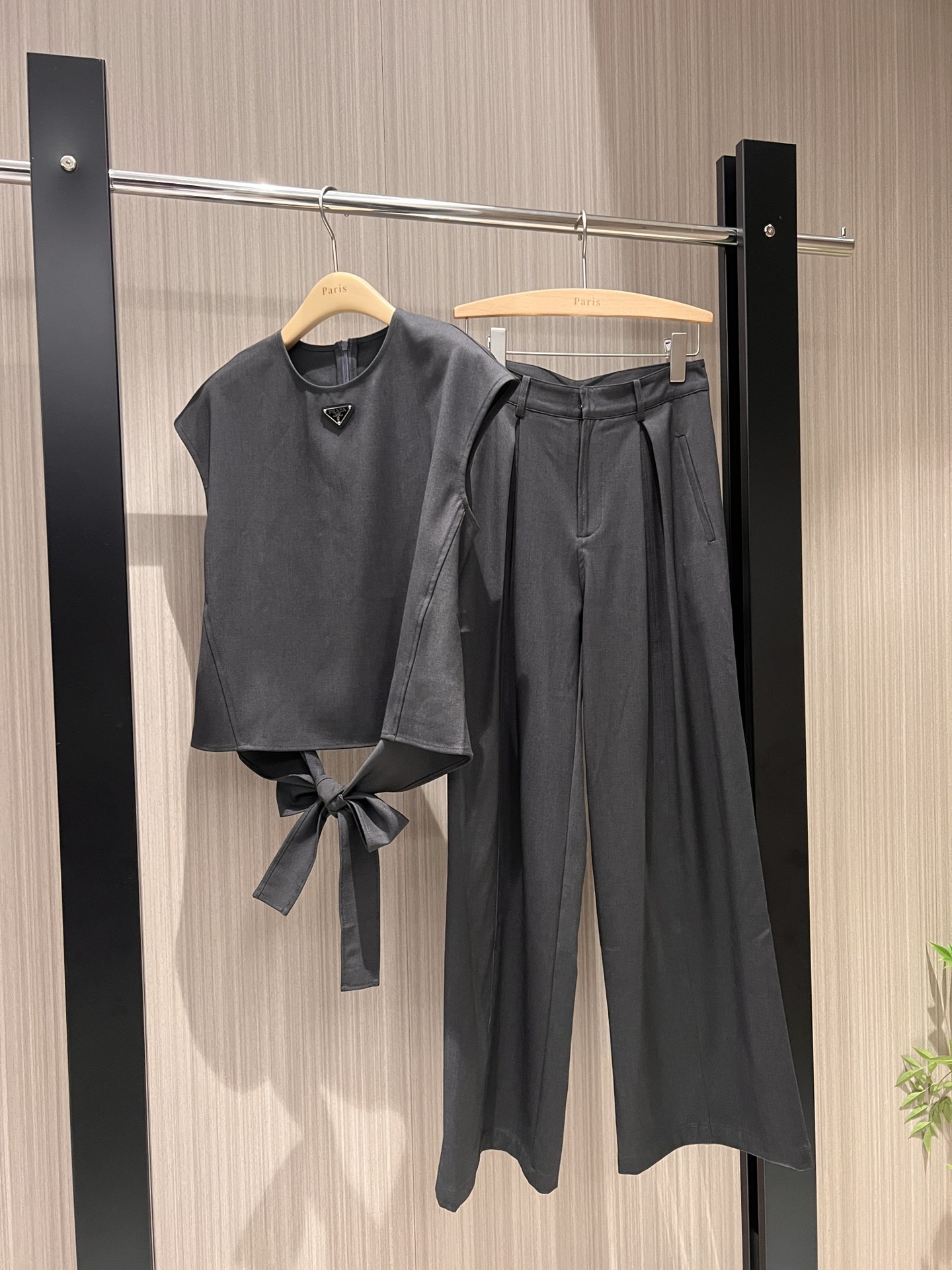 NO:424874,New style recommended classic triangle decorative suit, round neck drop shoulder top, waist strap tied with bow and wide-leg pants, casual trousers, must-have sister-in-law temperament, commuting ability, gray brown SML,,alexander wang19860909新款推荐经典三角标装饰套装 圆领落肩上衣 后腰绑带系蝴蝶结搭配阔腿裤 休闲西裤 大女主必备飒姐气质 通勤干练 灰色咖色 SML,,alexander wang,Women's clothing