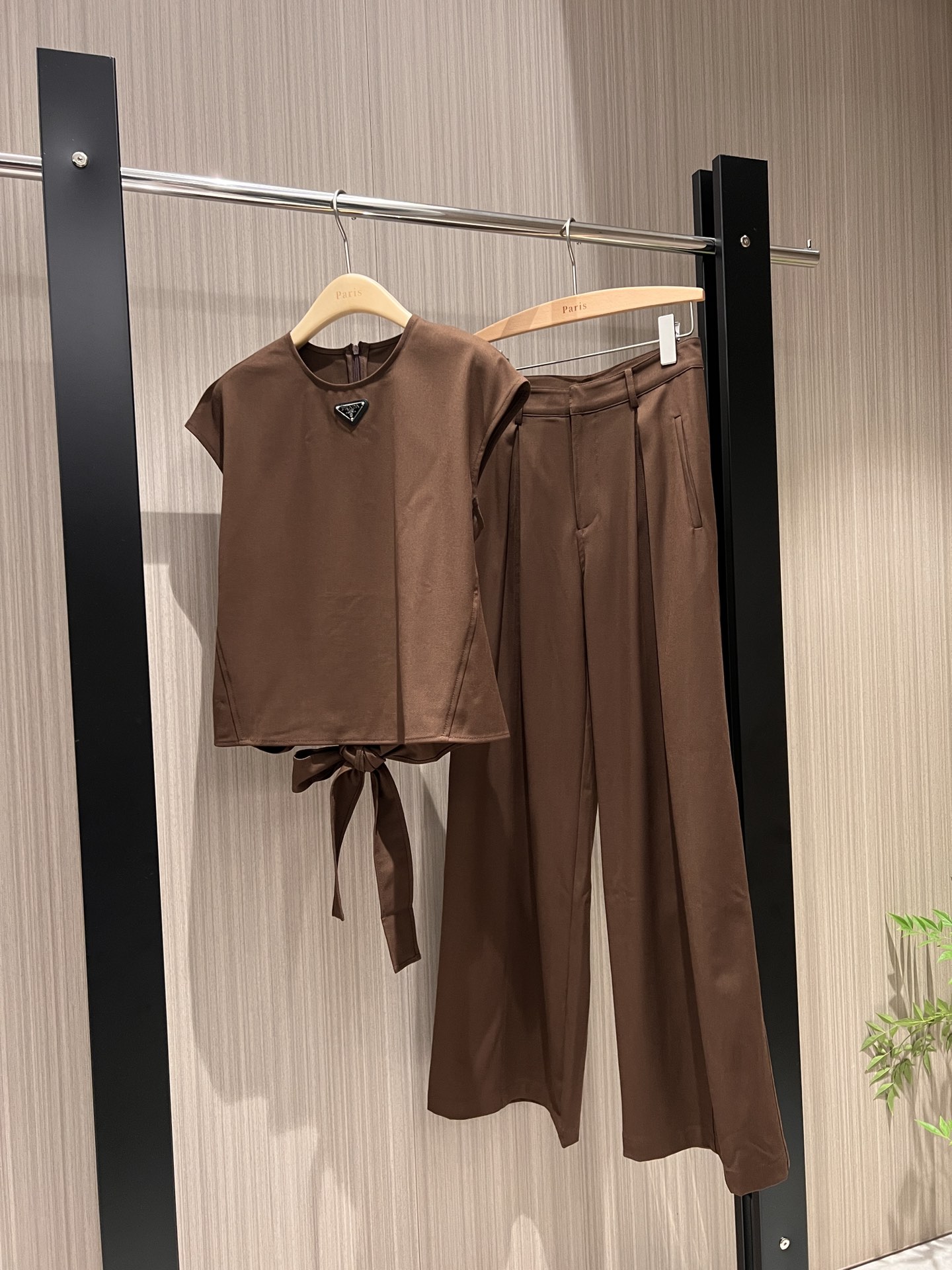 NO:424889,New style recommended classic triangle decorative suit, round neck drop shoulder top, waist strap tied with bow and wide-leg pants, casual trousers, must-have sister-in-law temperament, commuting ability, gray brown SML,,alexander wang19860909新款推荐经典三角标装饰套装 圆领落肩上衣 后腰绑带系蝴蝶结搭配阔腿裤 休闲西裤 大女主必备飒姐气质 通勤干练 灰色咖色 SML,,alexander wang,Women's clothing