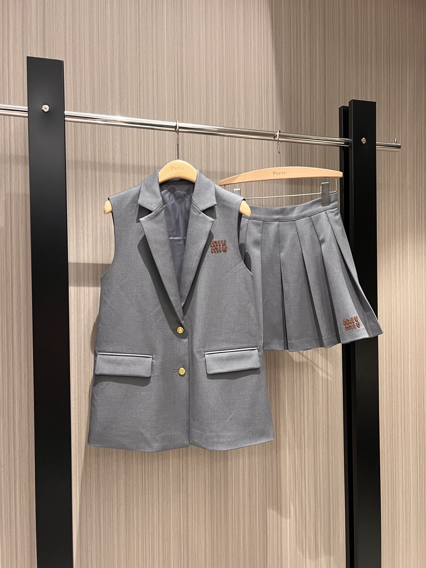 NO:314453,Recommended Miu style outfit suits for early autumn, silhouette vest jacket pleated skirt, skirt pants embroidered logo letter decoration, sweet and cute, age-reducing versatile, dark blue and gray SML,,miumiu, skirts, jackets & coats,alexander wang19860909早秋推荐miu式穿搭套装 廓形马甲外套百褶半裙 裙裤贴皮刺绣logo字母装饰 甜美可爱 减龄百搭 深蓝灰色 SML,,miumiu,skirts,jackets & coats,alexander wang,Women's clothing