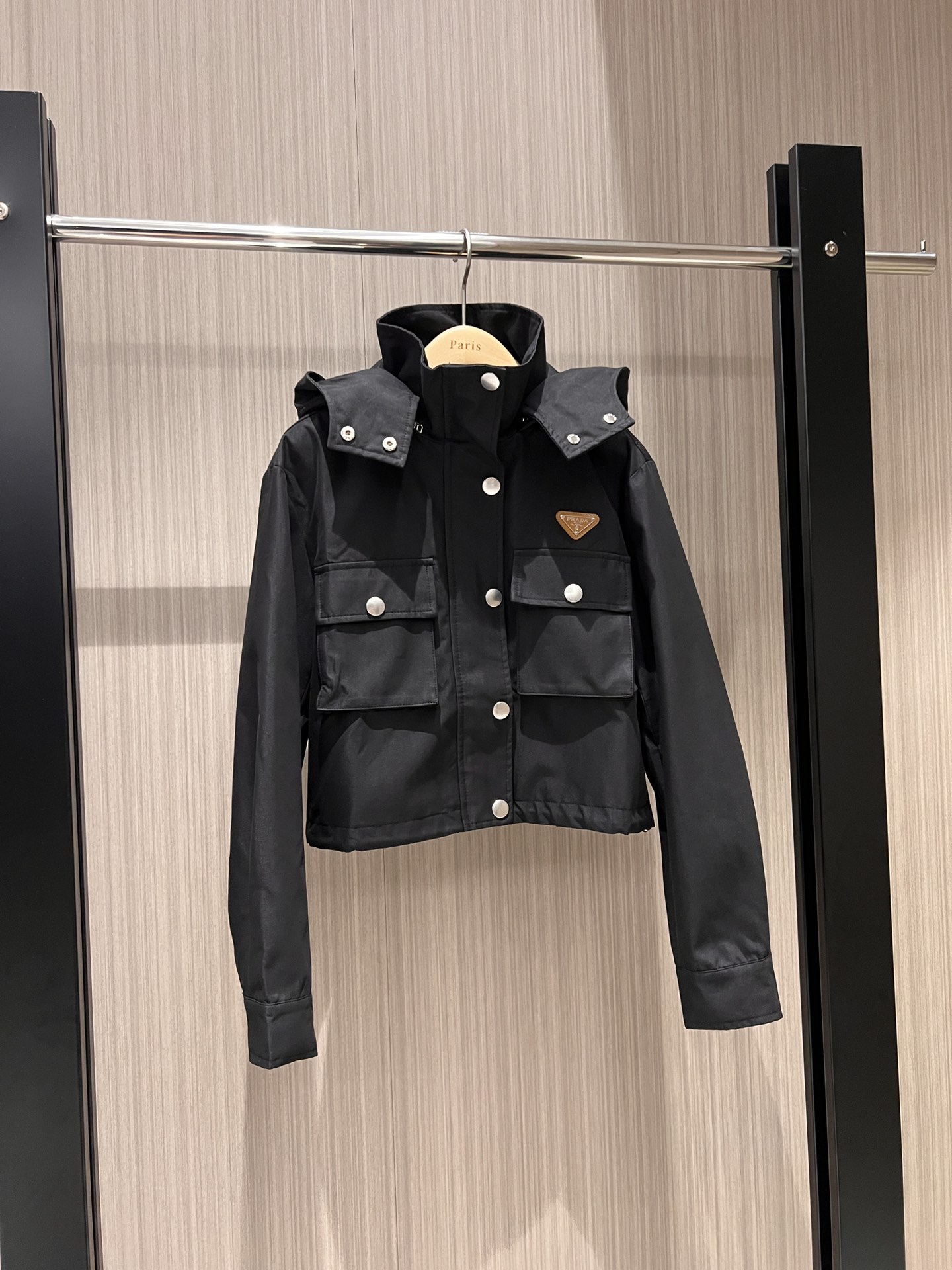 NO:310935,New style recommended hooded stand collar work jacket Short jacket Hat can be taken off with large pocket decoration on the chest Classic triangle badge decorative hardware opening fashion casual sweet and cool versatile age-reducing essential black khaki SM,, jackets & coats, jackets & coats,hats,alexander wang19860909新款推荐连帽立领工装外套 短款夹克 帽子可脱卸胸前大口袋装饰 经典三角标徽章装饰五金开模 时尚休闲 甜酷百搭 减龄必备 黑色卡其 SM,,jackets & coats,jackets & coats,hats,alexander wang,Women's clothing