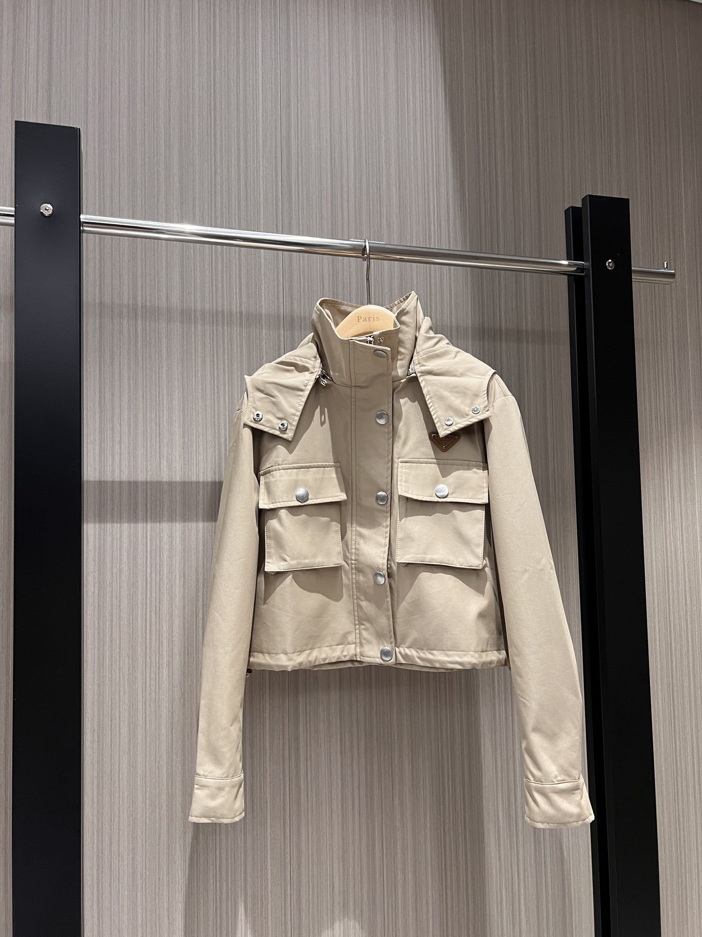 NO:310941,New style recommended hooded stand collar work jacket Short jacket Hat can be taken off with large pocket decoration on the chest Classic triangle badge decorative hardware opening fashion casual sweet and cool versatile age-reducing essential black khaki SML,, jackets & coats, jackets & coats,hats,alexander wang19860909新款推荐连帽立领工装外套 短款夹克 帽子可脱卸胸前大口袋装饰 经典三角标徽章装饰五金开模 时尚休闲 甜酷百搭 减龄必备 黑色卡其 SML,,jackets & coats,jackets & coats,hats,alexander wang,Women's clothing