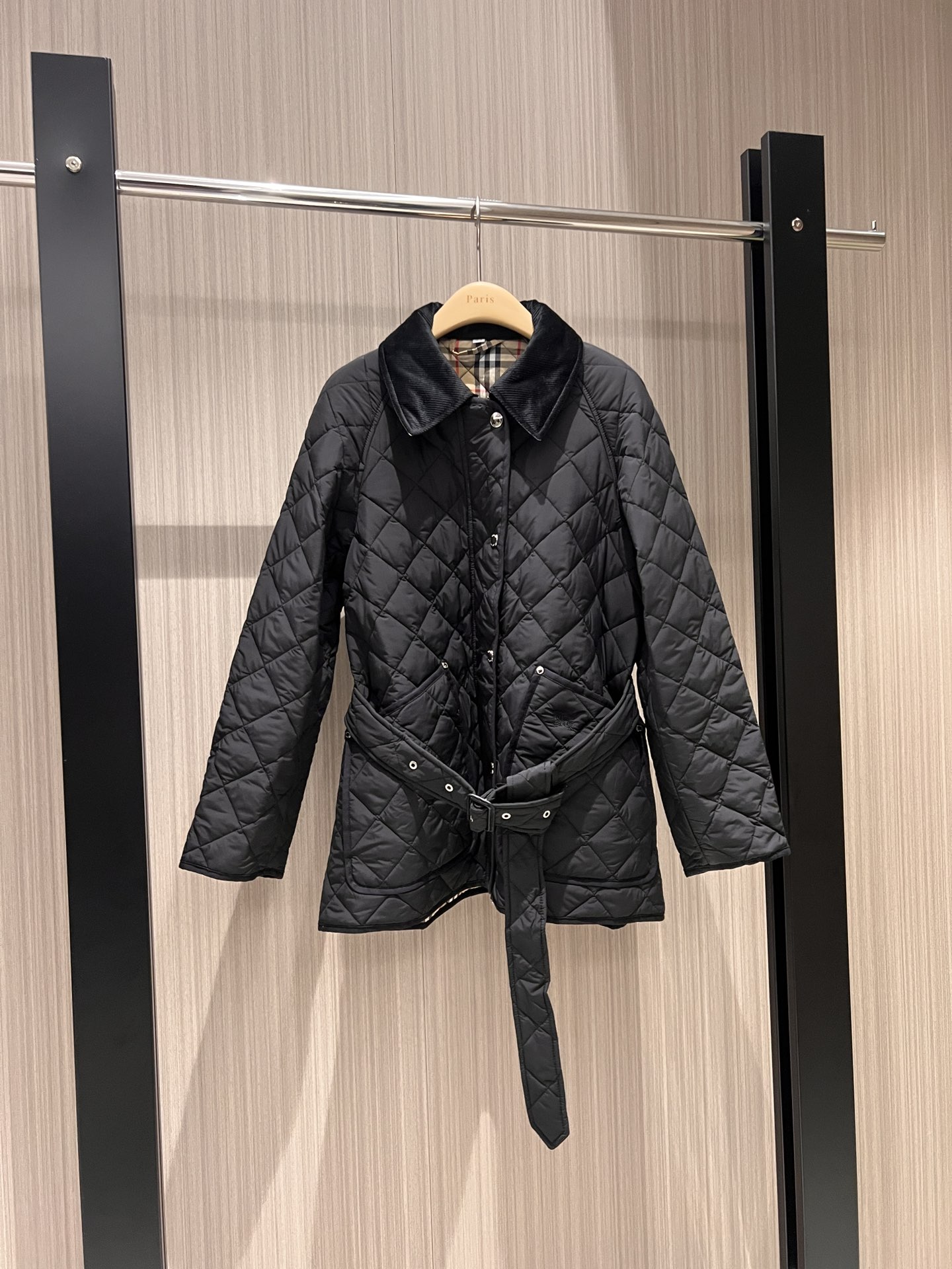 NO:605326,Autumn and winter corduroy collar classic plaid lined rhombus cotton coat Mid-length molded hardware accessories Belt decoration Large pockets on both sides for fashionable commuting Casual and age-reducing Black khaki S_XL,,jackets & coats,alexander wang19860909秋冬灯芯绒衣领经典格纹内衬菱格棉衣外套 中长款开模五金配件 系腰带装饰 两侧大口袋时尚通勤 休闲减龄 黑色卡其 S_XL,,jackets & coats,alexander wang,Women's clothing