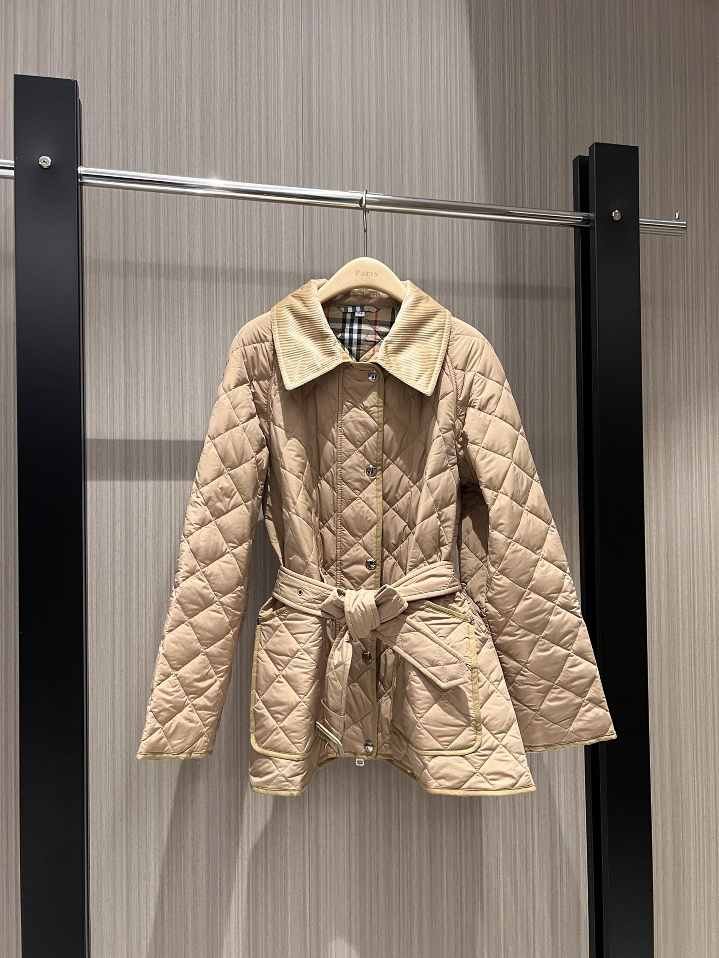 NO:605330,Autumn and winter corduroy collar classic plaid lined rhombus cotton coat Mid-length molded hardware accessories Belt decoration Large pockets on both sides for fashionable commuting Casual and age-reducing Black khaki S_XL,,jackets & coats,alexander wang19860909秋冬灯芯绒衣领经典格纹内衬菱格棉衣外套 中长款开模五金配件 系腰带装饰 两侧大口袋时尚通勤 休闲减龄 黑色卡其 S_XL,,jackets & coats,alexander wang,Women's clothing