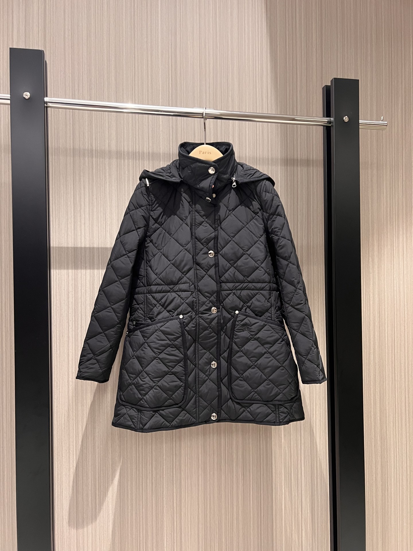 NO:310952,Autumn and winter corduroy collar spliced ​​quilted diamond hooded cotton coat jacket Medium-length jacket hat removable Pocket embroidered war horse logo Waist drawstring adjustment Waist slimming custom original checked lining Hardware accessories Full molding Snap zipper design Casual and fashionable Age-reducing versatile Black khaki S-XL,,jackets & coats,jackets & coats,hats,alexander wang19860909秋冬灯芯绒领拼接绗缝菱格连帽棉衣外套 中长款夹克帽子可拆卸 口袋刺绣战马logo 腰部抽绳调节 收腰显瘦定制原格纹内衬 五金配件全开模 按扣拉链设计 休闲时尚 减龄百搭 黑色卡其 S-XL,,jackets & coats,jackets & coats,hats,alexander wang,Women's clothing