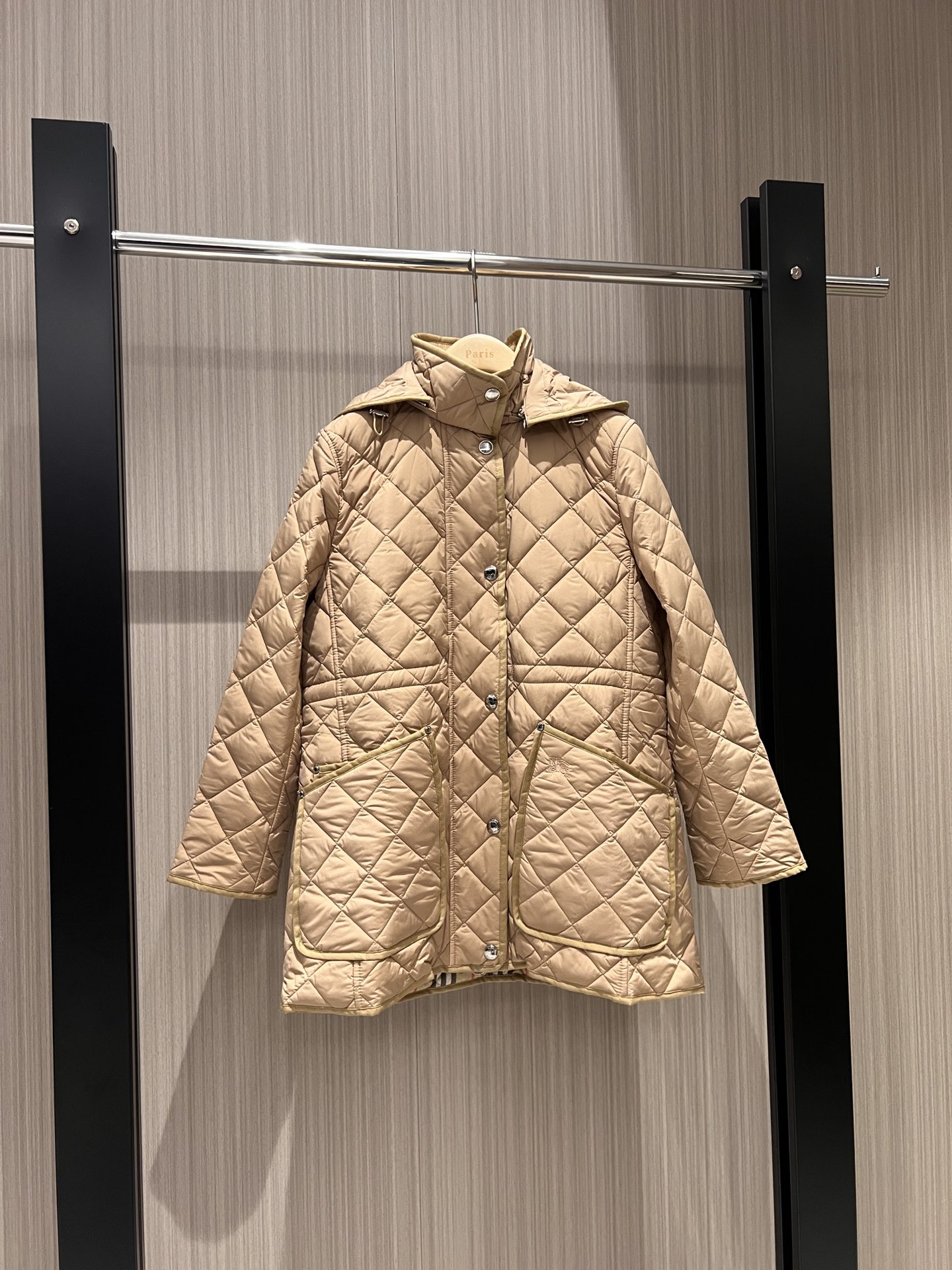 NO:310929,Autumn and winter corduroy collar spliced ​​quilted diamond hooded cotton coat jacket Medium-length jacket hat removable Pocket embroidered war horse logo Waist drawstring adjustment Waist slimming custom original checked lining Hardware accessories Full molding Snap zipper design Casual and fashionable Age-reducing versatile Black khaki S-XL,,jackets & coats,jackets & coats,hats,alexander wang19860909秋冬灯芯绒领拼接绗缝菱格连帽棉衣外套 中长款夹克帽子可拆卸 口袋刺绣战马logo 腰部抽绳调节 收腰显瘦定制原格纹内衬 五金配件全开模 按扣拉链设计 休闲时尚 减龄百搭 黑色卡其 S-XL,,jackets & coats,jackets & coats,hats,alexander wang,Women's clothing