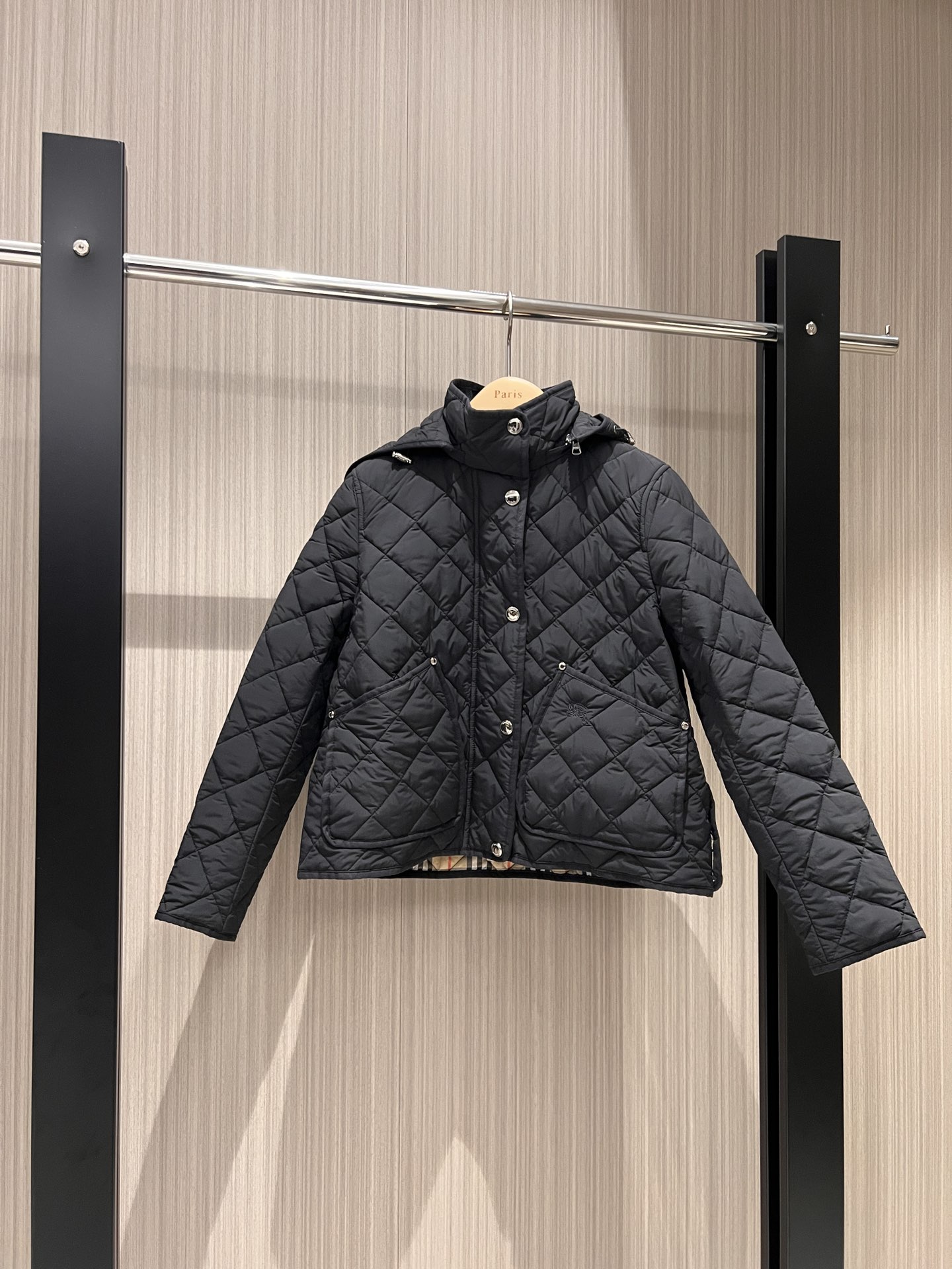 NO:480887,Autumn and winter corduroy collar spliced ​​quilted diamond hooded cotton coat coat Short jacket hat removable pocket embroidered war horse logo custom original plaid lining hardware accessories fully open mold snap zipper design casual and fashionable age-reducing versatile baby blue and black khaki S-XL,,jackets & coats,jackets & coats,hats,alexander wang19860909秋冬灯芯绒领拼接绗缝菱格连帽棉衣外套 短款夹克帽子可拆卸 口袋刺绣战马logo定制原格纹内衬 五金配件全开模 按扣拉链设计 休闲时尚 减龄百搭 baby蓝黑色卡其 S-XL,,jackets & coats,jackets & coats,hats,alexander wang,Women's clothing