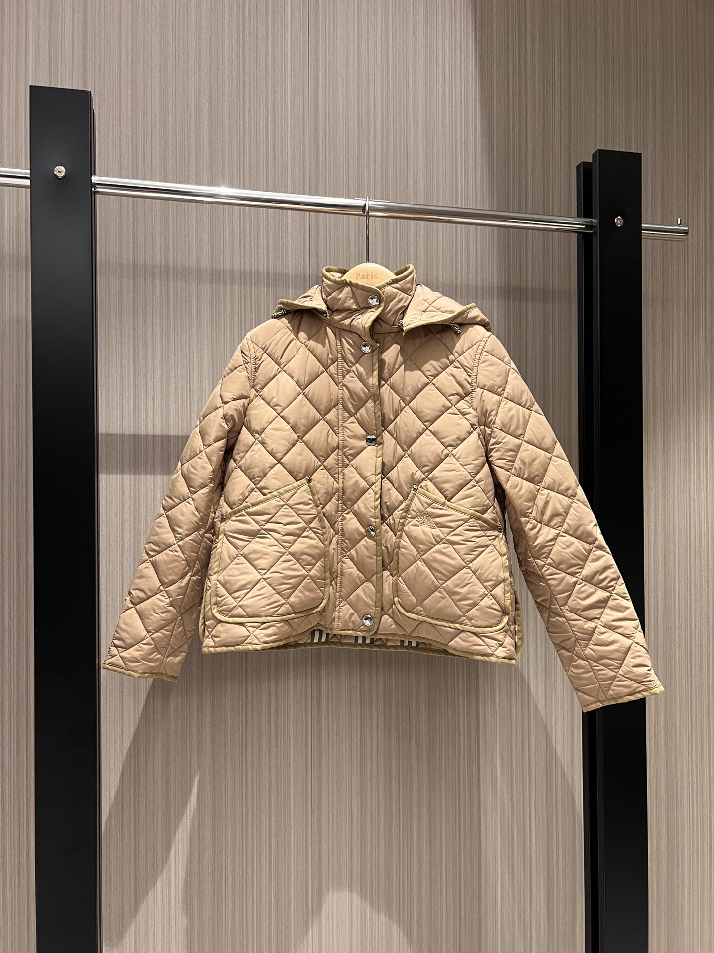 NO:480905,Autumn and winter corduroy collar spliced ​​quilted diamond hooded cotton coat coat Short jacket hat removable pocket embroidered war horse logo custom original plaid lining hardware accessories fully open mold snap zipper design casual and fashionable age-reducing versatile baby blue and black khaki S-XL,,jackets & coats,jackets & coats,hats,alexander wang19860909秋冬灯芯绒领拼接绗缝菱格连帽棉衣外套 短款夹克帽子可拆卸 口袋刺绣战马logo定制原格纹内衬 五金配件全开模 按扣拉链设计 休闲时尚 减龄百搭 baby蓝黑色卡其 S-XL,,jackets & coats,jackets & coats,hats,alexander wang,Women's clothing