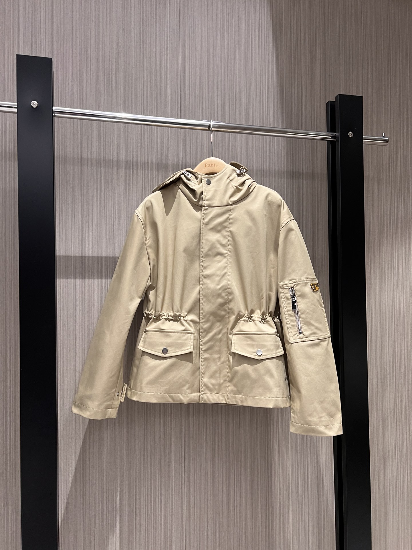 NO:326297,New style recommended hooded pocket windbreaker jacket can drawstring waist, lazy style loose, fashionable street-fried sleeve spliced ​​zipper pocket logo decoration, sweet and cool age-reducing, handsome and versatile, black/khaki SML 8,,jackets & coats,hats,alexander wang19860909新款推荐连帽口袋风衣外套可抽绳收腰 慵懒风宽松 时髦炸街袖子拼接拉链口袋徽标装饰 甜酷减龄 帅气百搭 黑色/卡其 SML 8,,jackets & coats,hats,alexander wang,Women's clothing