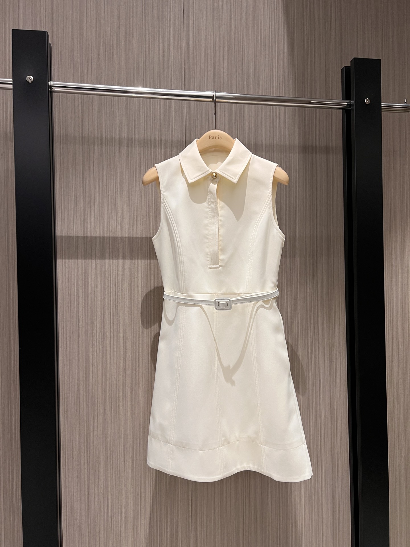 NO:328523,The new model recommends French minimalist, lapel sleeveless vest dress with half-pallet on the chest, CD pearl buckle decorative belt, slim fit and slim, pockets on both sides, elegant temperament, socialites, sweet and age-reducing black, white and red, SML, skirts, alexander wang19860909新款推荐法式极简 翻领无袖背心连衣裙胸前半开襟 CD珍珠扣装饰系腰带 修身显瘦 两侧有口袋气质优雅 名媛必备 甜美减龄 黑色白色红色 SML,,skirts,alexander wang,Women's clothing