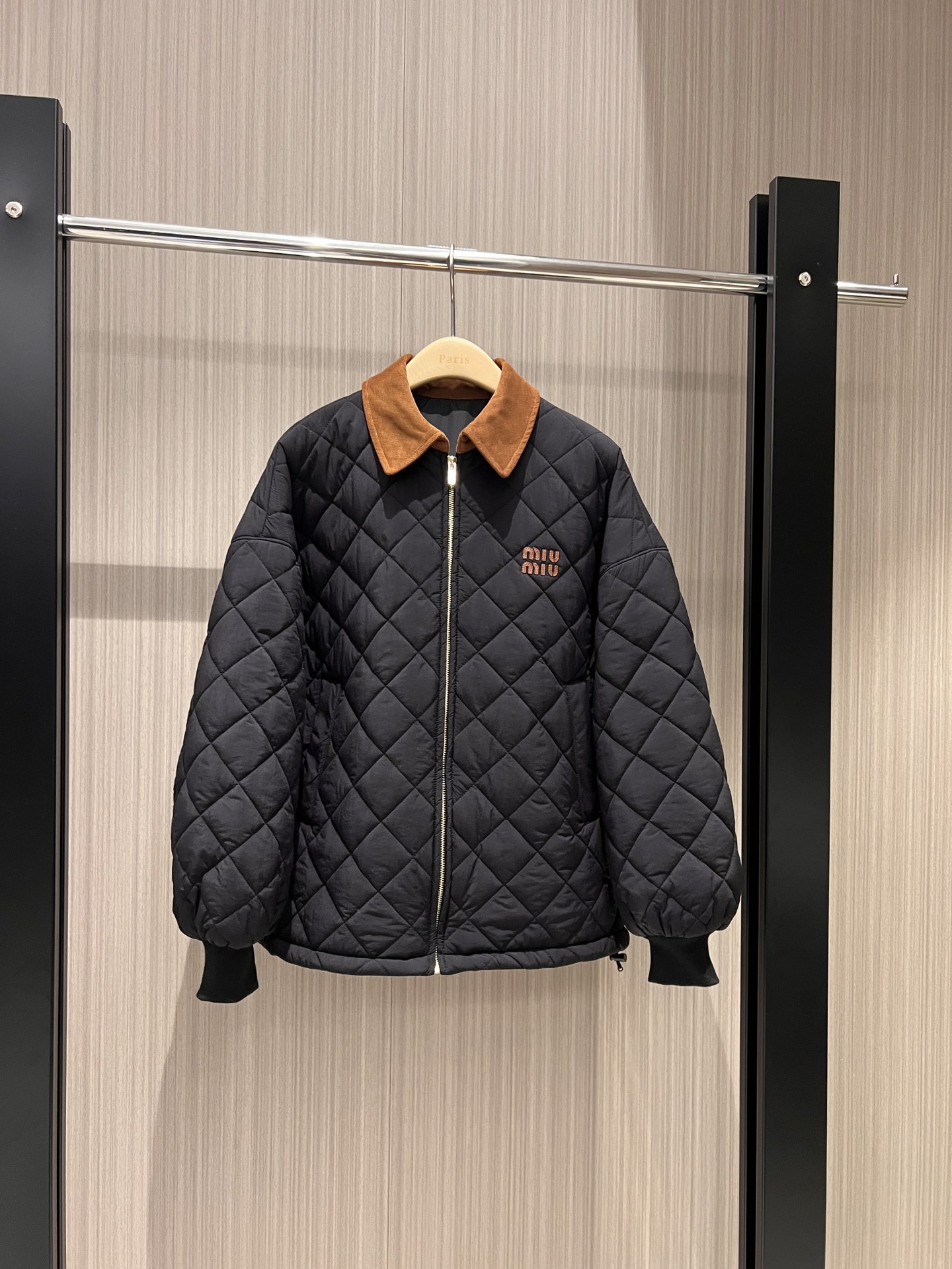 NO:548847,Recommended corduroy contrast lapel clamp jacket quilted design jacket cotton jacket cuff rib splicing, loose silhouette on chest logo letter decoration Thin cotton soft, warm and not bloated, age-reducing versatile black apricot SML,, jackets & coats, jackets & coats, alexander wang19860909秋冬推荐灯芯绒撞色翻领夹棉外套 绗缝设计夹克棉服袖口罗纹拼接 廓形宽松胸前贴皮logo字母装饰 薄棉柔软 保暖不臃肿 减龄百搭 黑色杏色 SML,,jackets & coats,jackets & coats,alexander wang,Women's clothing