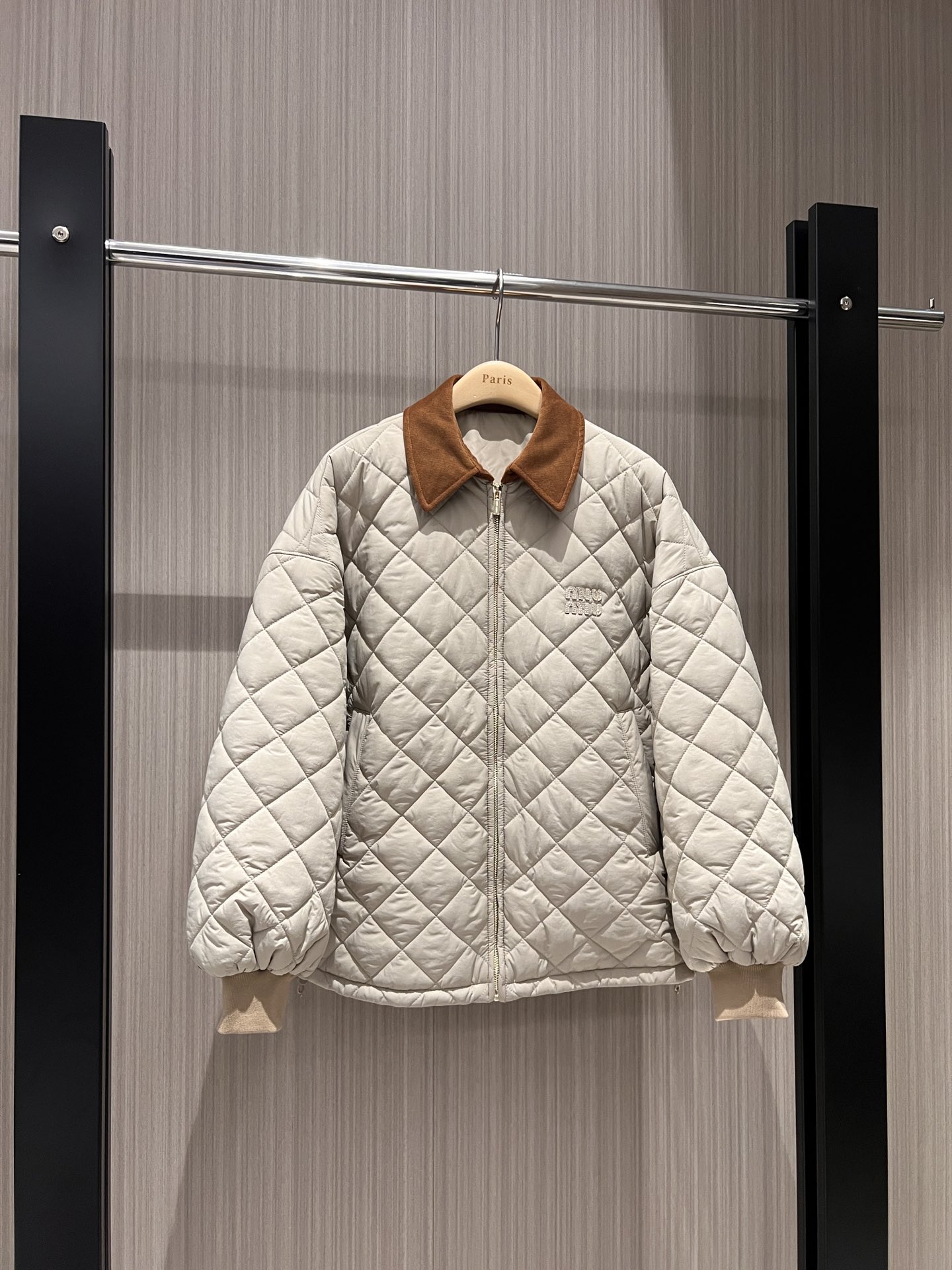 NO:548856,Recommended corduroy contrast lapel clamp jacket quilted design jacket cotton jacket cuff rib splicing, loose silhouette on chest logo letter decoration Thin cotton soft, warm and not bloated, age-reducing versatile black apricot SML,, jackets & coats, jackets & coats, alexander wang19860909秋冬推荐灯芯绒撞色翻领夹棉外套 绗缝设计夹克棉服袖口罗纹拼接 廓形宽松胸前贴皮logo字母装饰 薄棉柔软 保暖不臃肿 减龄百搭 黑色杏色 SML,,jackets & coats,jackets & coats,alexander wang,Women's clothing