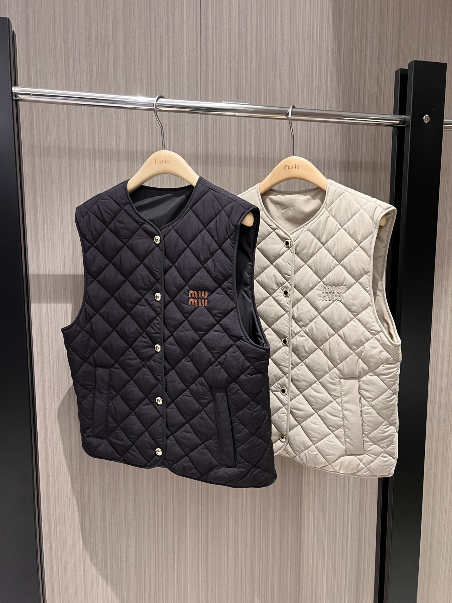 NO:535233,New style recommended diamond quilted cotton round neck vest vest jacket, leather logo letters on the chest, loose and casual, handsome and versatile, sweet and cool, age-reducing, casual street photography, black apricot, SML, Jackets & coats, alexander wang19860909新款推荐菱格绗缝夹棉圆领马甲背心外套 胸前贴皮logo字母装饰宽松休闲 帅气百搭 甜酷减龄 休闲街拍 黑色杏色 SML,,jackets & coats,alexander wang,Women's clothing