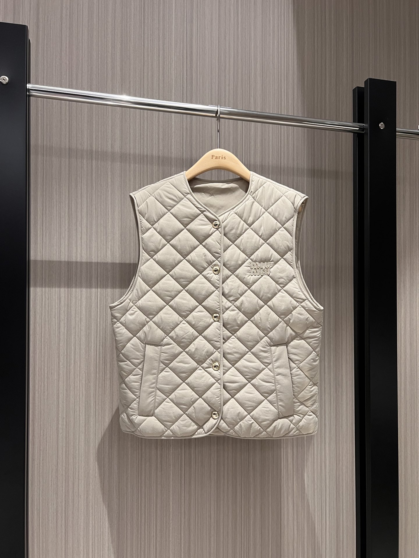 NO:535242,New style recommended diamond quilted cotton round neck vest vest jacket, leather logo letters on the chest, loose and casual, handsome and versatile, sweet and cool, age-reducing, casual street photography, black apricot, SML, Jackets & coats, alexander wang19860909新款推荐菱格绗缝夹棉圆领马甲背心外套 胸前贴皮logo字母装饰宽松休闲 帅气百搭 甜酷减龄 休闲街拍 黑色杏色 SML,,jackets & coats,alexander wang,Women's clothing