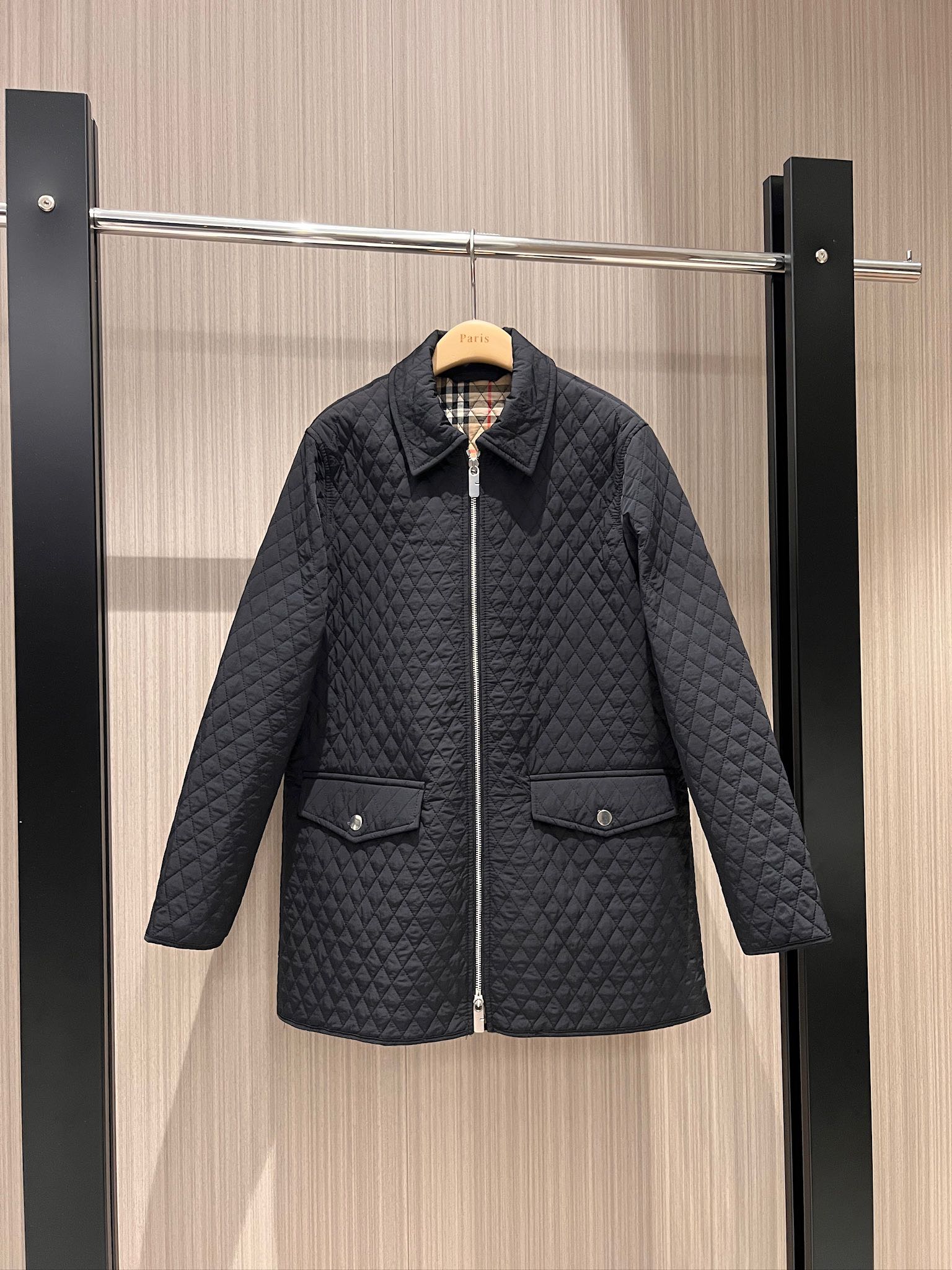 NO:498626,Recommended quilted diamond lapel cotton coat coat in autumn and winter, mid-length jacket with flip pockets on both sides, loose straight-tube style classic checked lining, hardware accessories full molding, double zipper design, casual and fashionable, can be matched with the same series of double zipper skirts, age-reducing versatile, black and white, S-XL,, skirts, jackets & coats, jackets & coats, alexander wang19860909秋冬推荐绗缝菱格翻领棉衣外套 中长款夹克两侧翻盖口袋 宽松直筒版型经典格纹内衬 五金配件全开模 双拉链设计 休闲时尚 可搭同系列双拉链半裙 减龄百搭 黑色白色 S-XL,,skirts,jackets & coats,jackets & coats,alexander wang,Women's clothing