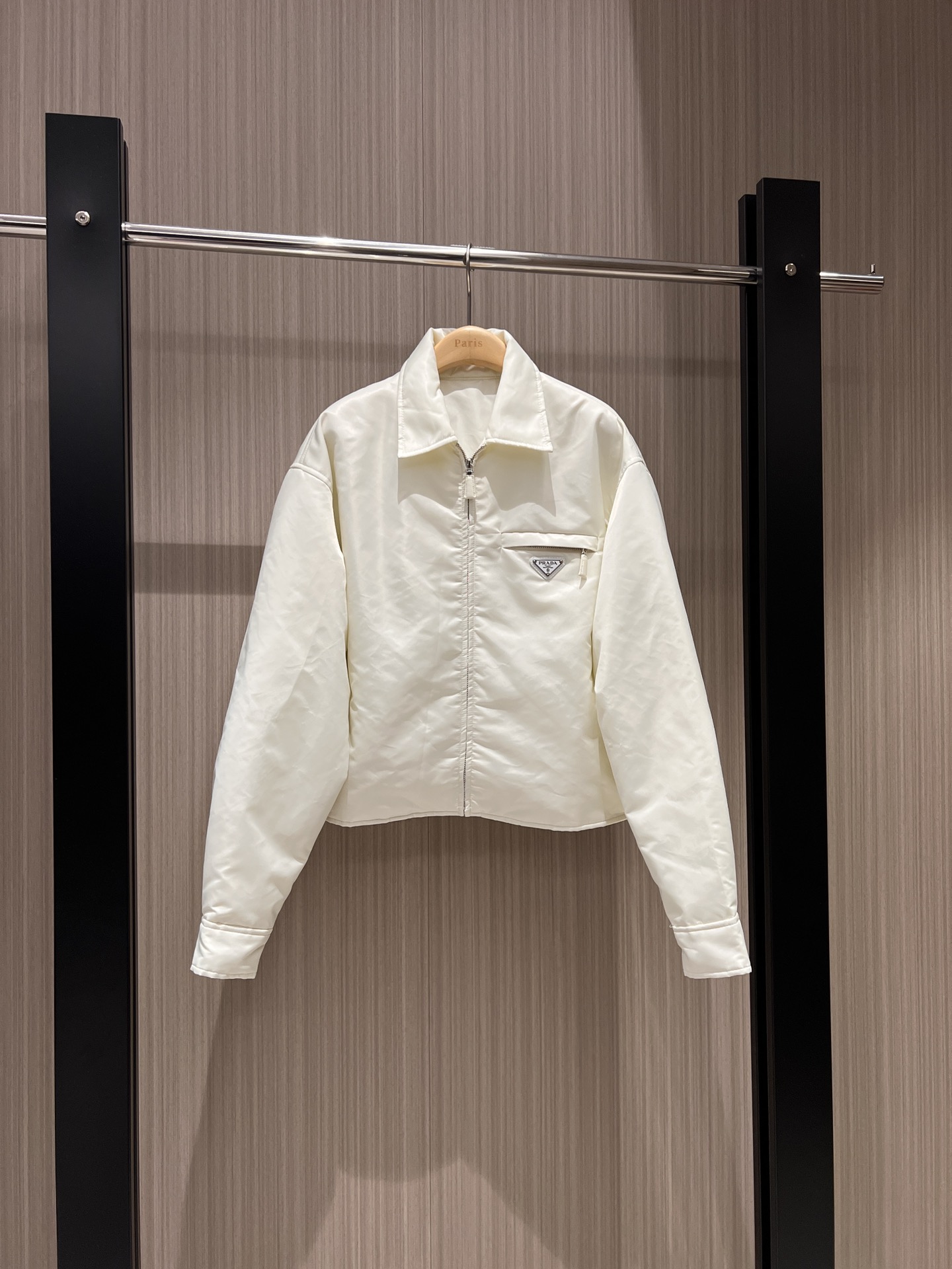 NO:507099,New style recommended lapel zipper short cotton jacket jacket classic triangle badge decoration slit on both sides loose lazy handsome sweet and cool age-reducing versatile black and white SML,, jackets & coats, jackets & coats, alexander wang19860909新款推荐翻领拉链短款棉衣夹克外套 经典三角标徽章装饰 两侧下摆开叉 宽松慵懒帅气甜酷 减龄百搭黑色白色 SML,,jackets & coats,jackets & coats,alexander wang,Women's clothing