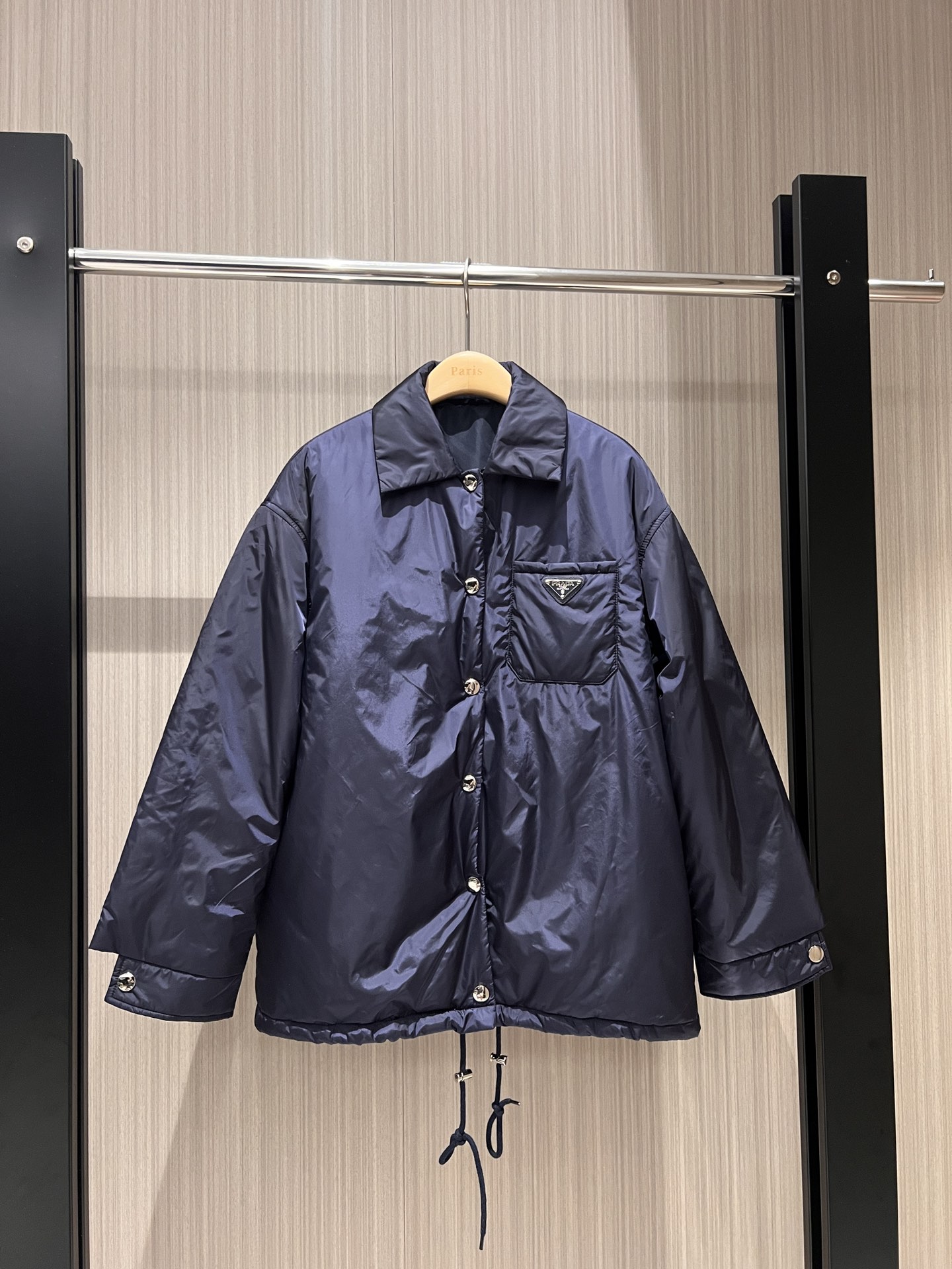 NO:491911,New style recommended shirt-style cotton jacket jacket classic triangle badge decoration hem drawstring design loose silhouette handsome sweet and cool age-reducing versatile dark blue caramel color SML,, jackets & coats, jackets & coats, alexander wang19860909新款推荐衬衣式棉衣夹克外套 经典三角标徽章装饰 下摆抽绳设计 宽松廓形帅气甜酷 减龄百搭深蓝焦糖色 SML,,jackets & coats,jackets & coats,alexander wang,Women's clothing