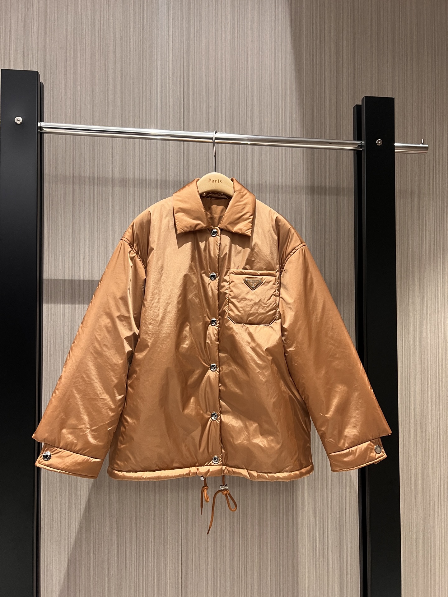 NO:491925,New style recommended shirt-style cotton jacket jacket classic triangle badge decoration hem drawstring design loose silhouette handsome sweet and cool age-reducing versatile dark blue caramel color SML,, jackets & coats, jackets & coats, alexander wang19860909新款推荐衬衣式棉衣夹克外套 经典三角标徽章装饰 下摆抽绳设计 宽松廓形帅气甜酷 减龄百搭深蓝焦糖色 SML,,jackets & coats,jackets & coats,alexander wang,Women's clothing