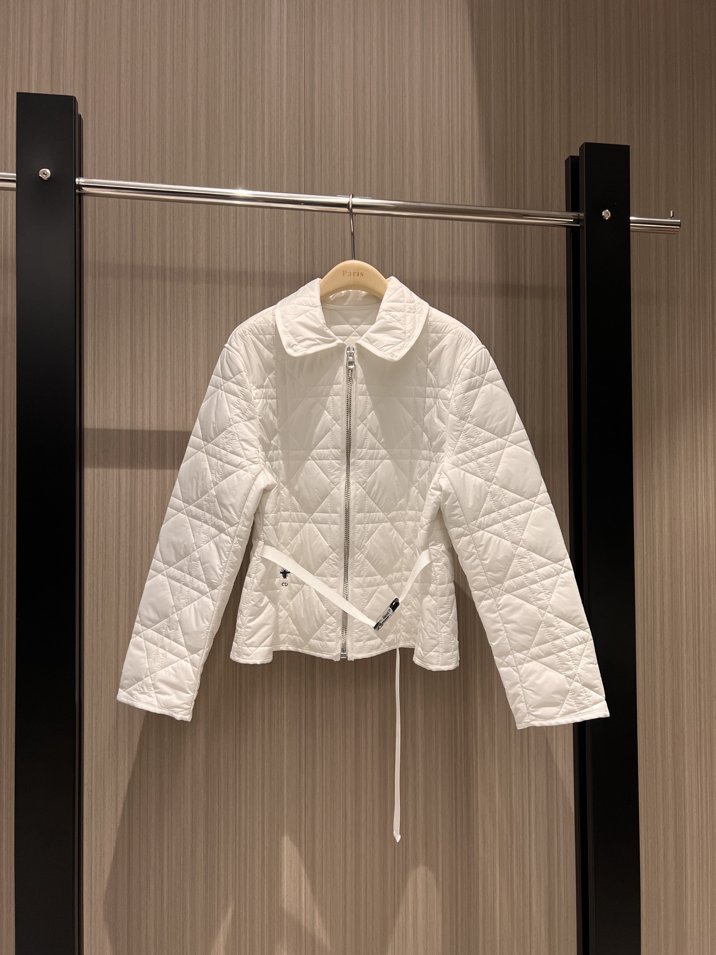 NO:313842,New autumn and winter styles recommended rattan plaid lapel belt short cotton jacket classic embroidered bee logo loose and casual belt decoration can waist slim and simple and versatile white khaki black SML,, jackets & coats,alexander wang19860909秋冬新款推荐藤格纹翻领系腰带短款棉服外套经典刺绣小蜜蜂logo 宽松休闲 腰带装饰可收腰显瘦 简约百搭 白色卡其黑色 SML,,jackets & coats,alexander wang,Women's clothing