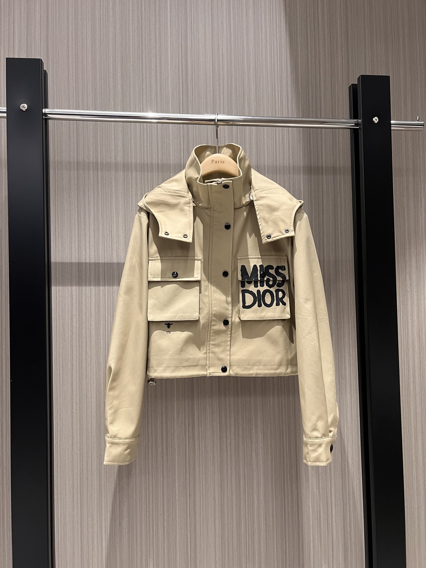 NO:316890,New recommended MISS series Hooded stand collar work jacket Short jacket Hat can be taken off chest positioning logo letter printed pocket decoration Embroidery Bee hardware mold opening Fashion and casual Sweet and cool versatile Age-reducing essential black and white khaki SM, Jackets & coats, Jackets & coats, Hats, alexander wang19860909新款推荐MISS系列 连帽立领工装外套 短款夹克 帽子可脱卸胸前定位logo字母印花口袋装饰 刺绣小蜜蜂五金开模 时尚休闲 甜酷百搭 减龄必备 黑色白色卡其 SM,,jackets & coats,jackets & coats,hats,alexander wang,Women's clothing