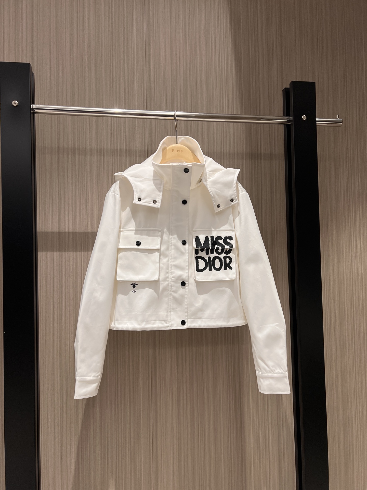 NO:316893,New recommended MISS series Hooded stand collar work jacket Short jacket Hat can be taken off chest positioning logo letter printed pocket decoration Embroidery Bee hardware mold opening Fashion and casual Sweet and cool versatile Age-reducing essential black and white khaki SML,, jackets & coats, jackets & coats,hats,alexander wang19860909新款推荐MISS系列 连帽立领工装外套 短款夹克 帽子可脱卸胸前定位logo字母印花口袋装饰 刺绣小蜜蜂五金开模 时尚休闲 甜酷百搭 减龄必备 黑色白色卡其 SML,,jackets & coats,jackets & coats,hats,alexander wang,Women's clothing