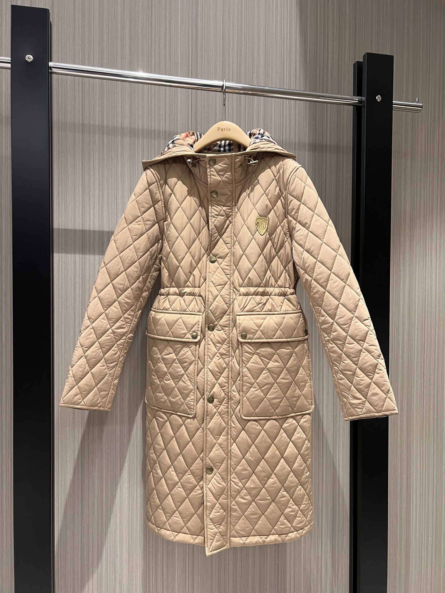 NO:316887,Recommended quilted diamond hooded long jacket with long coat on both sides of cotton coat, square flip pockets on both sides of waist drawstring adjustment, waist-retractable adjustment, casual and slimming custom pure cotton plaid lining, hardware accessories full mold opening, snap zipper design, fashionable and warm, age-reducing versatile, black khaki S-XXL,, jackets & coats,hats,alexander wang19860909秋冬推荐绗缝菱格连帽长款外套 棉服大衣两侧方形翻盖口袋 腰部抽绳调节 可收腰调节 休闲显瘦定制纯棉格纹内衬 五金配件全开模 按扣拉链设计 时尚保暖 减龄百搭 黑色卡其 S-XXL,,jackets & coats,hats,alexander wang,Women's clothing