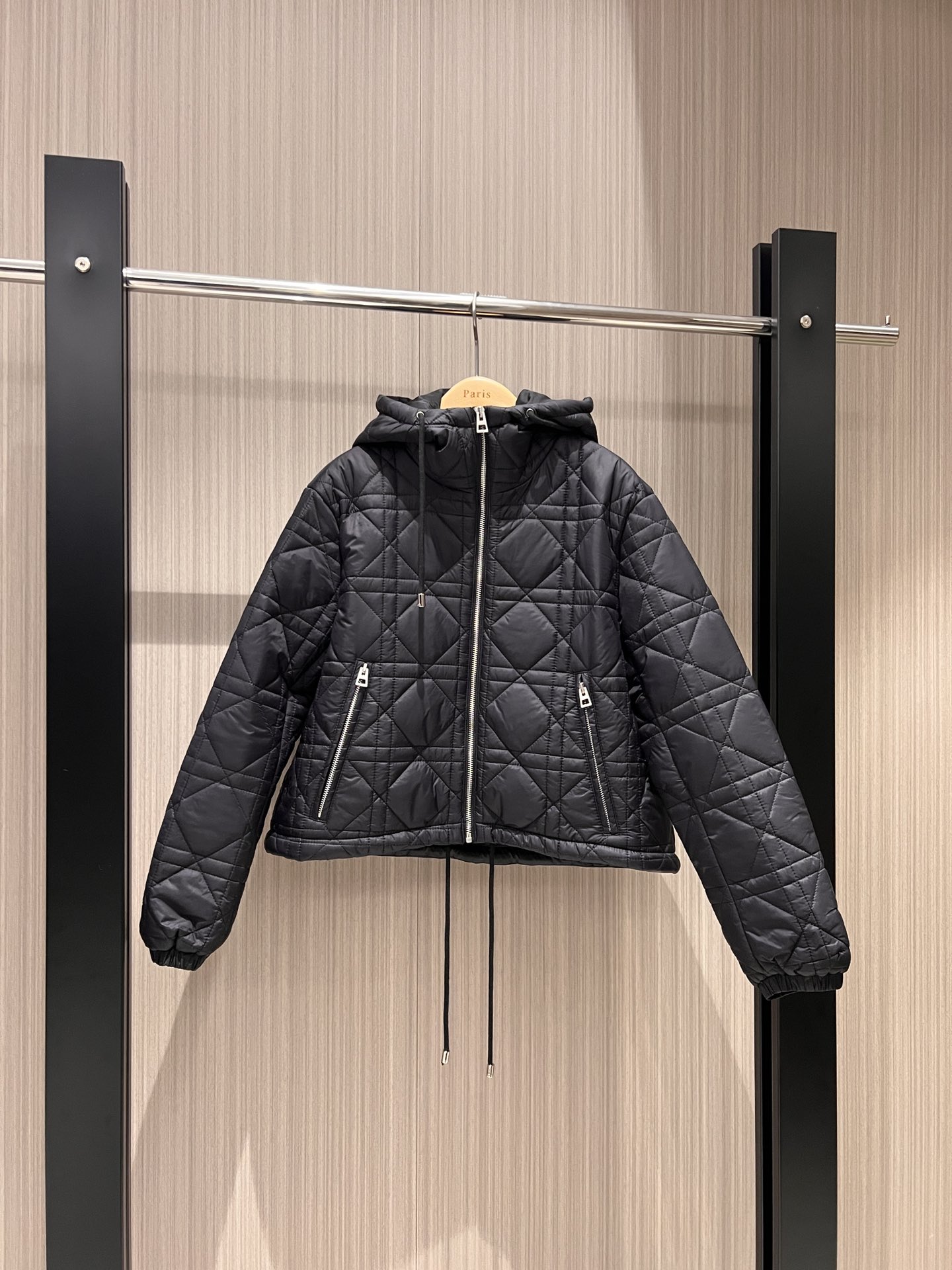 NO:480858,New style recommended rattan plaid quilted hooded jacket cotton coat, hat is not removable, classic embroidery bee, hem drawstring waist, light and casual, loose and versatile, age-reducing essentials, black and white SML,, jackets & coats, jackets & coats,hats,alexander wang19860909新款推荐藤格纹绗缝连帽夹克棉衣外套 帽子不可拆卸经典刺绣小蜜蜂 下摆抽绳收腰 轻薄休闲 宽松百搭减龄必备 黑色白色 SML,,jackets & coats,jackets & coats,hats,alexander wang,Women's clothing