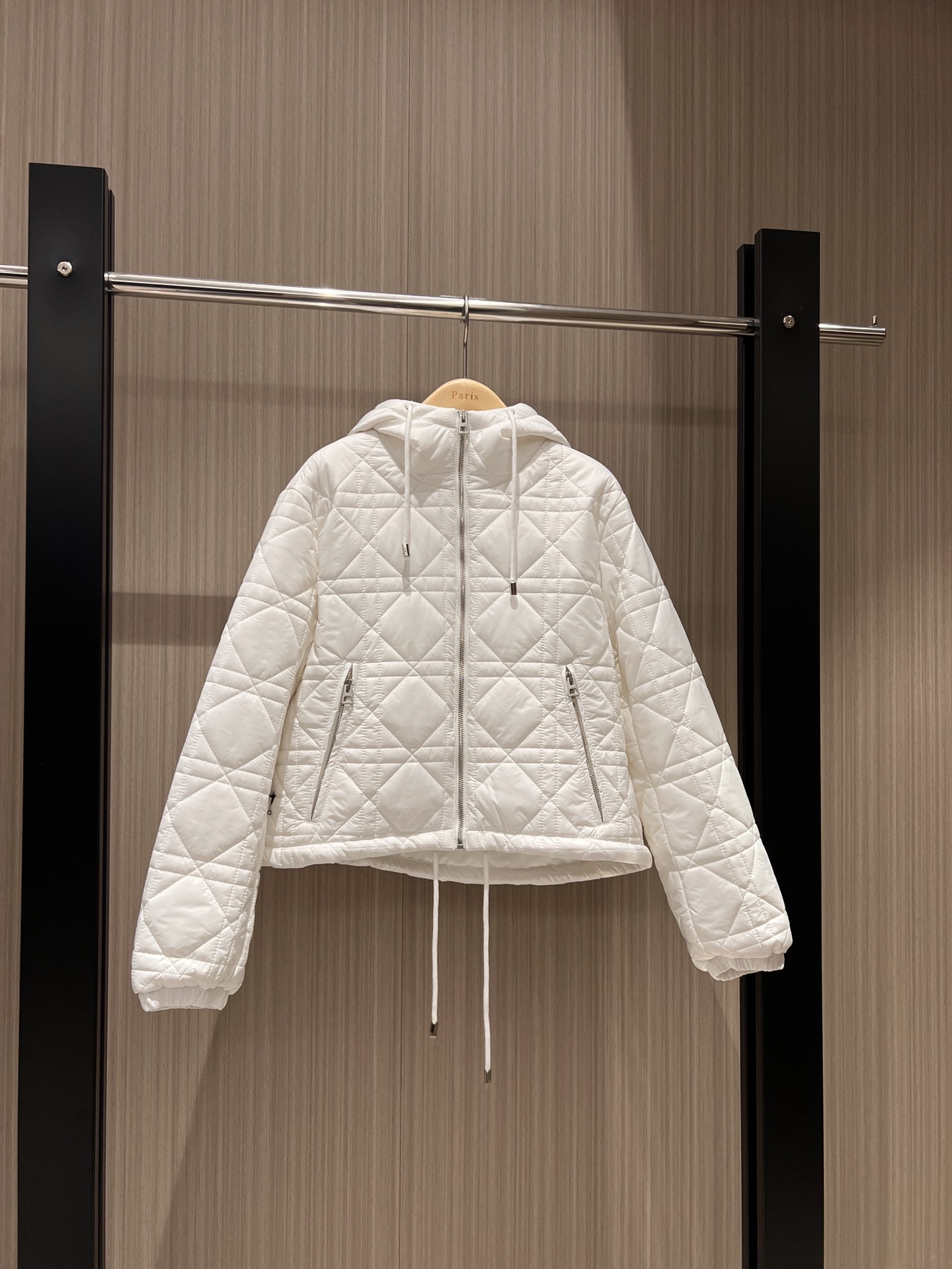 NO:480872,New style recommended rattan plaid quilted hooded jacket cotton coat, hat is not removable, classic embroidery bee, hem drawstring waist, light and casual, loose and versatile, age-reducing essentials, black and white SMl,, jackets & coats, jackets & coats,hats,alexander wang19860909新款推荐藤格纹绗缝连帽夹克棉衣外套 帽子不可拆卸经典刺绣小蜜蜂 下摆抽绳收腰 轻薄休闲 宽松百搭减龄必备 黑色白色 SMl,,jackets & coats,jackets & coats,hats,alexander wang,Women's clothing